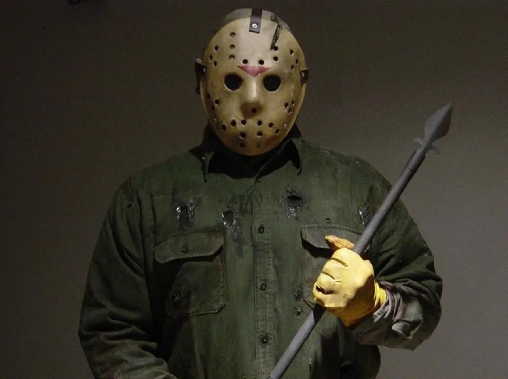 Jason Voorhees é o icônico vilão mascarado da franquia Sexta-feira 13, um assassino que aterroriza campistas no fictício acampamento Crystal Lake