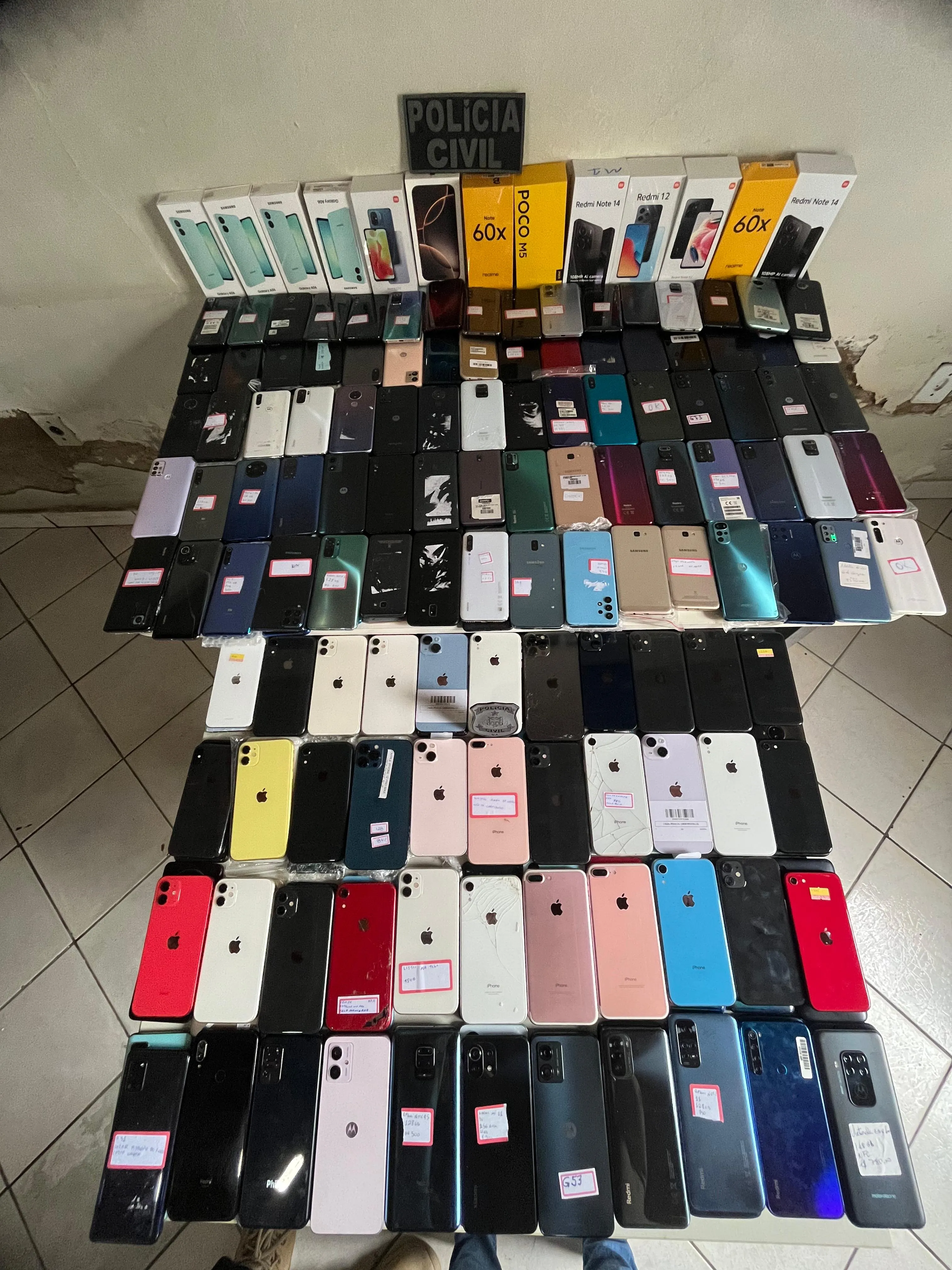 Mais de 200 celulares foram apreendidos