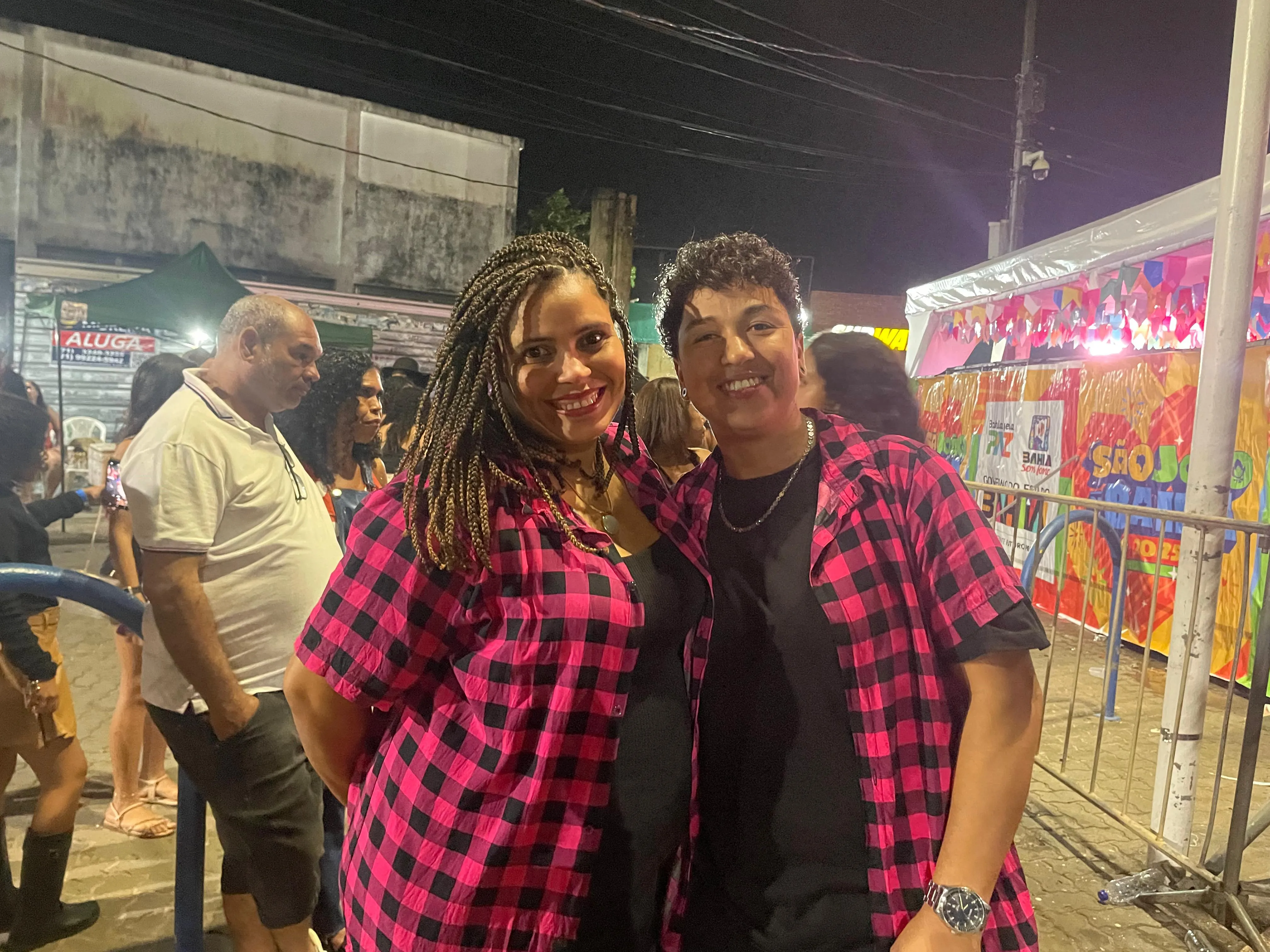 Casal estava em sintonia nas cores e estampa