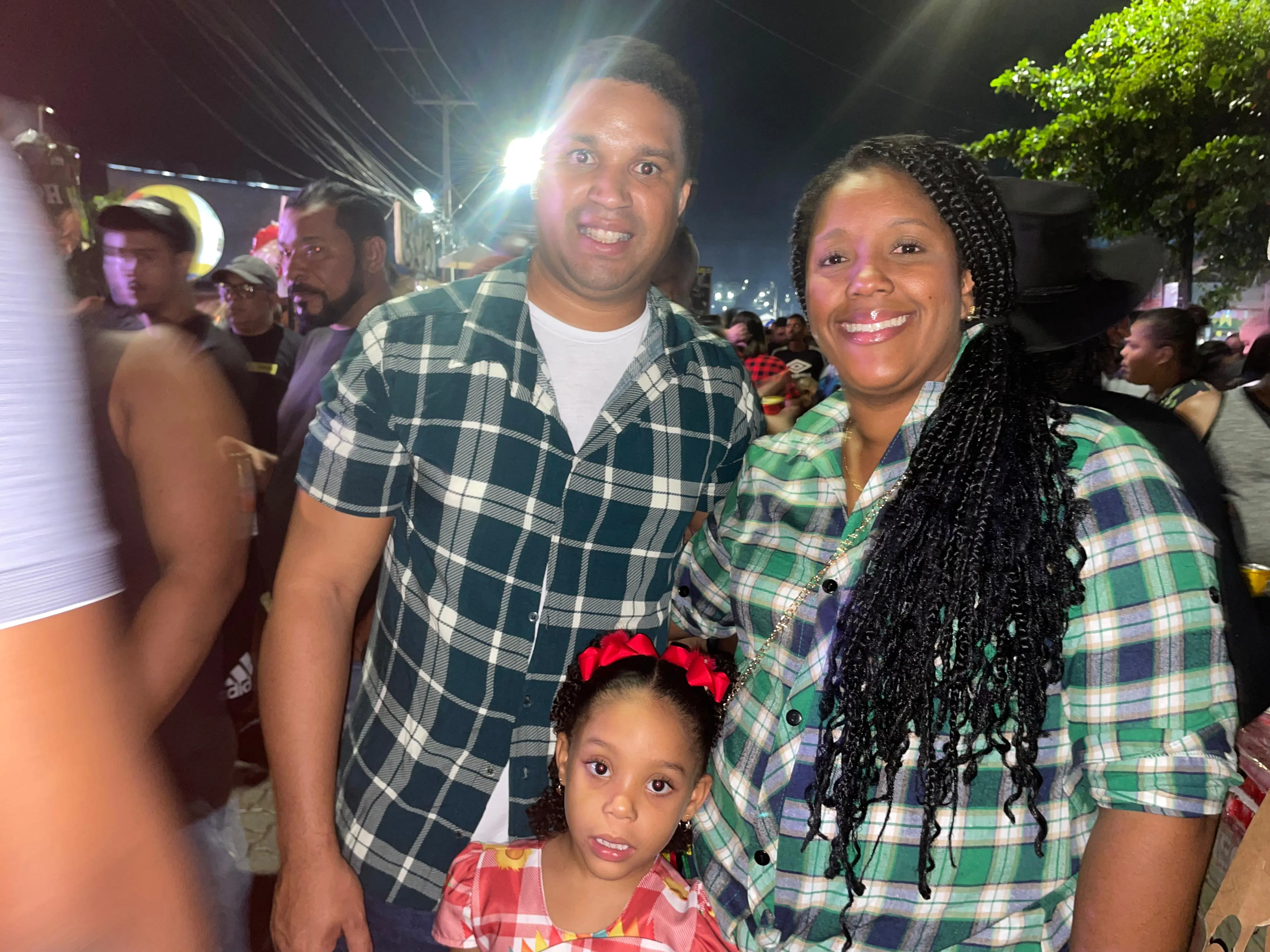 Família fez questão de ir com traje parecido