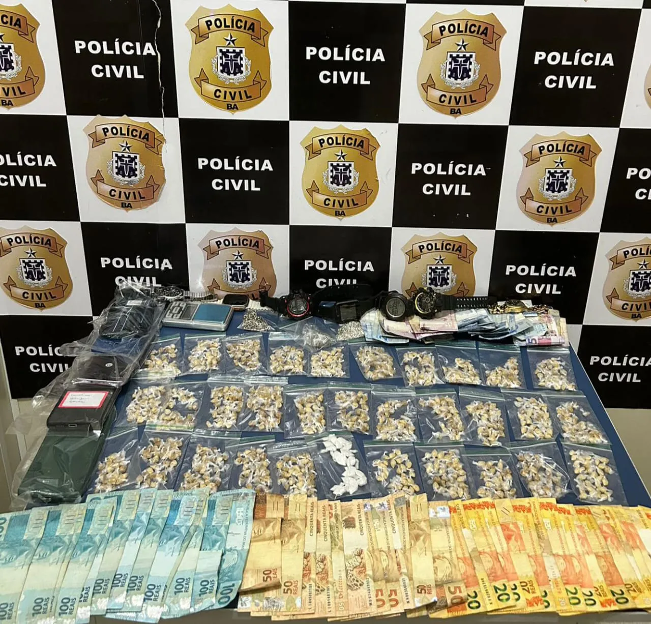 Material apreendido foi levado para uma delegacia especializada