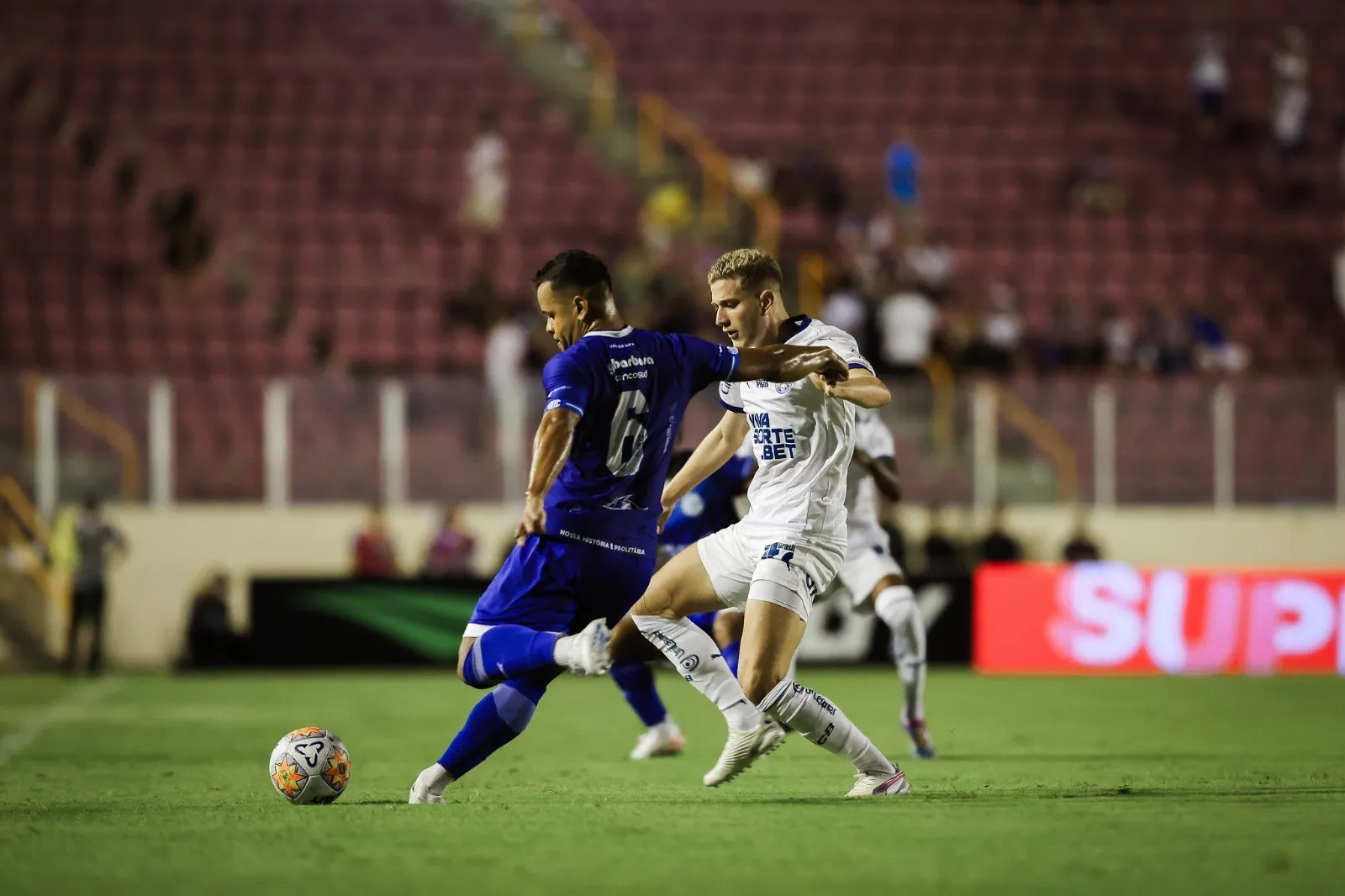 Imagem ilustrativa da imagem Pivetes de Aço não dão conta do recado e Bahia perde para o Confiança