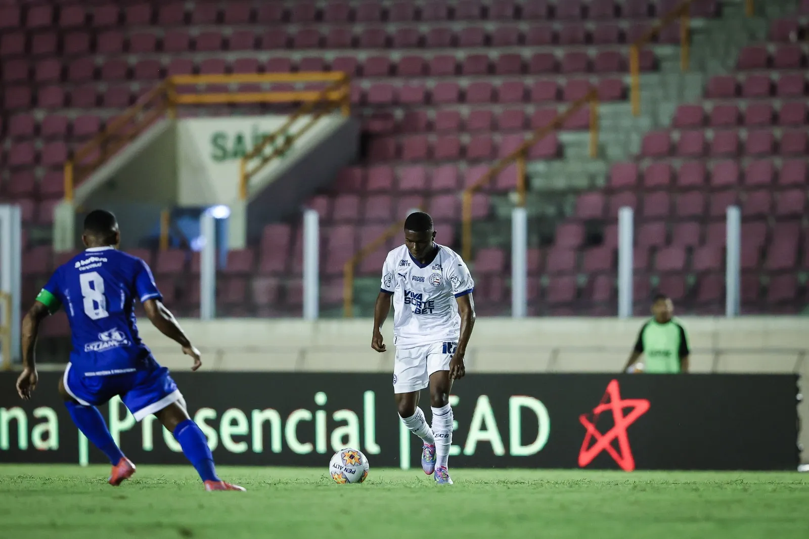 Imagem ilustrativa da imagem Pivetes de Aço não dão conta do recado e Bahia perde para o Confiança