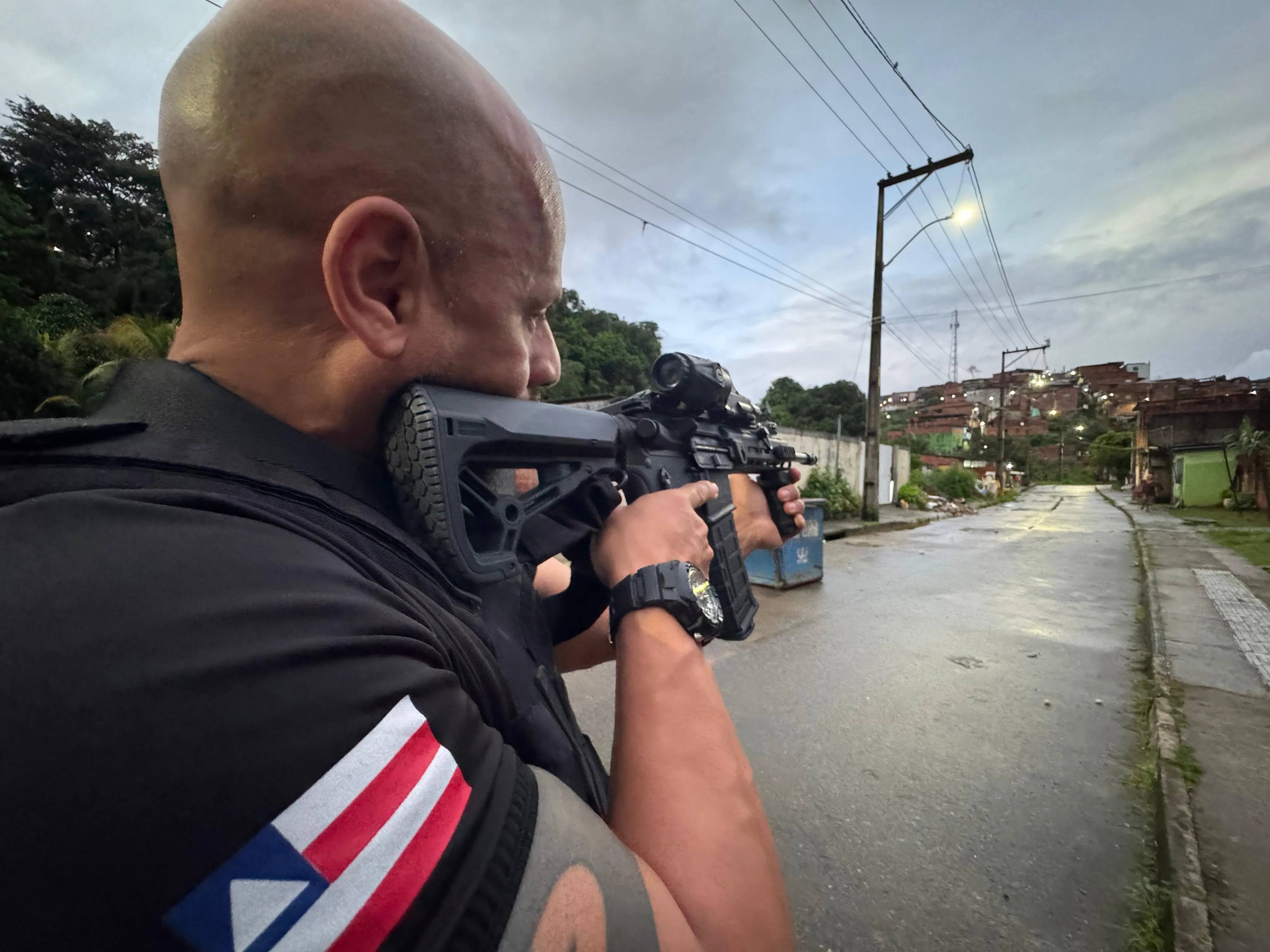 Imagem ilustrativa da imagem Operação no raiar do dia combate guerra de facções em Salvador