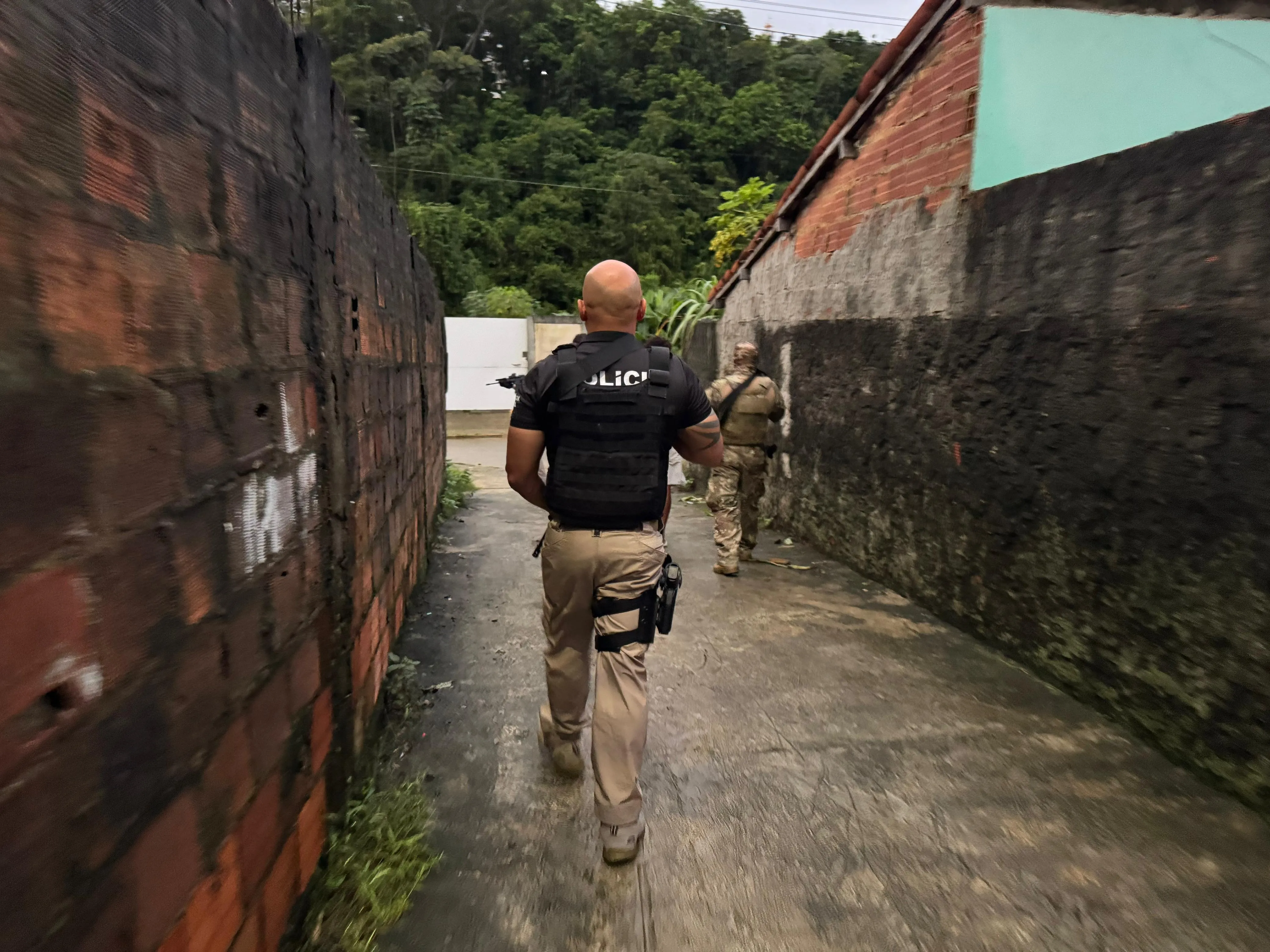 Imagem ilustrativa da imagem Operação no raiar do dia combate guerra de facções em Salvador