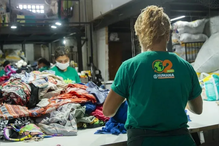 As roupas e os resíduos têxteis coletados nos containers são recolhidos pela central de logística da Humana Brasil e levado ao Centro de Triagem