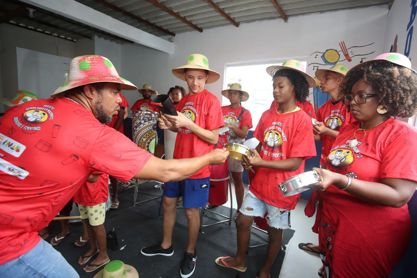 Crianças e adultos fazem parte da escola de samba junino