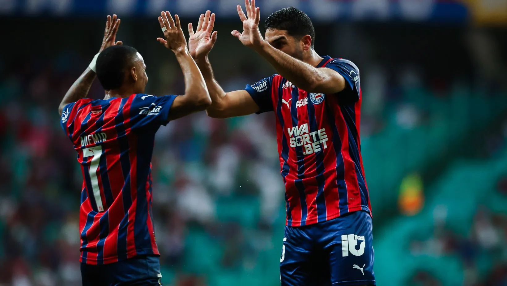 Ademir bagunçou a defesa adversária e deu uma assistência para Michel Araújo marcar o terceiro gol