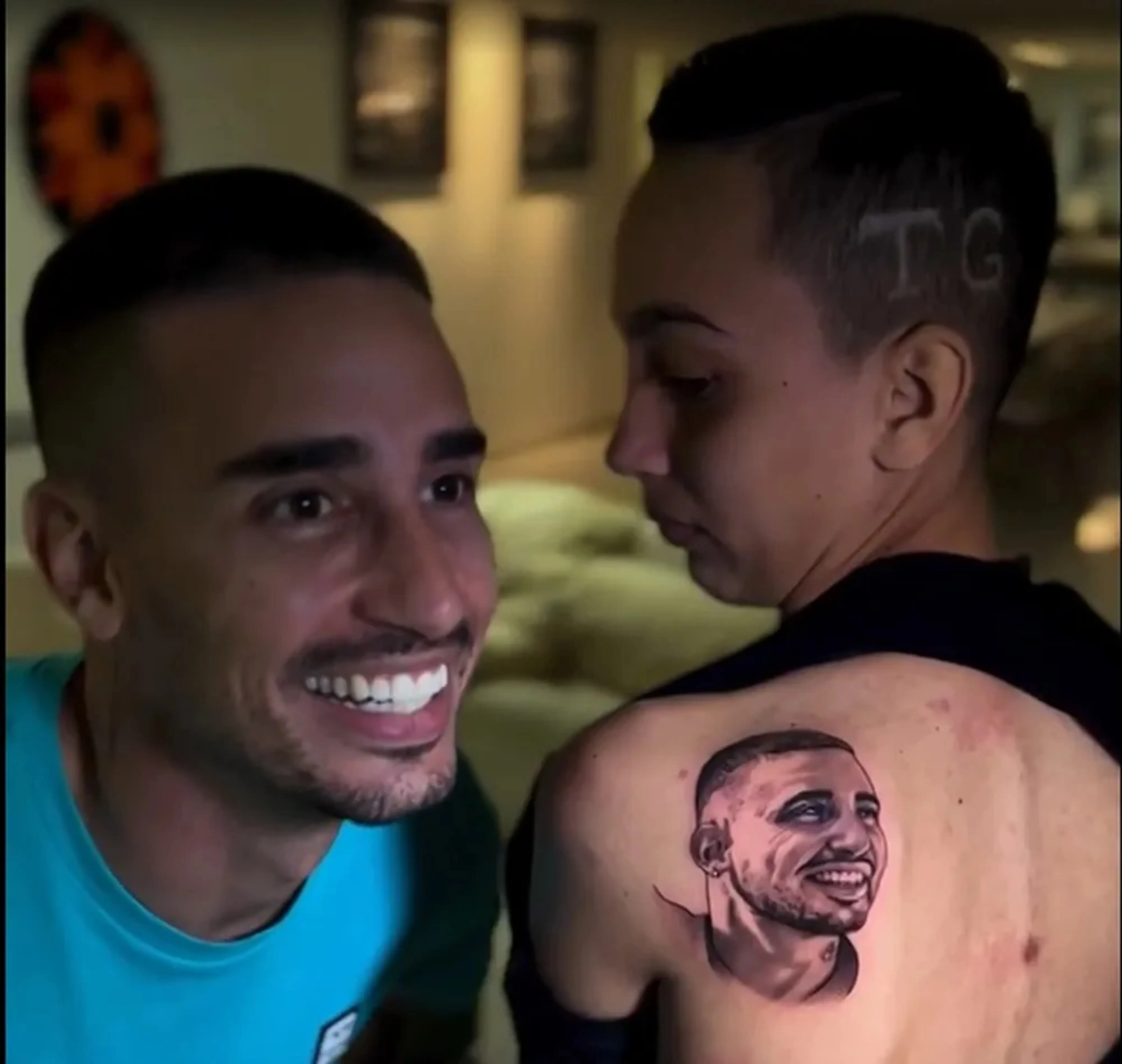 Jogador ficou bem feliz com a homenagem