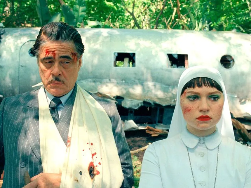 Benício dele Toro e Mia Threapleton