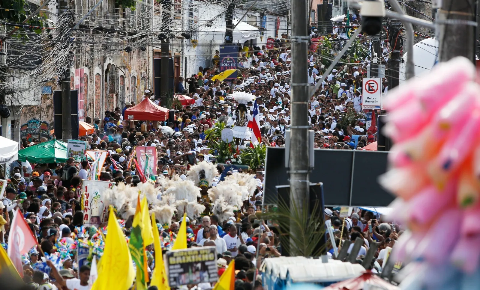 Populares acompanham o Caboclo