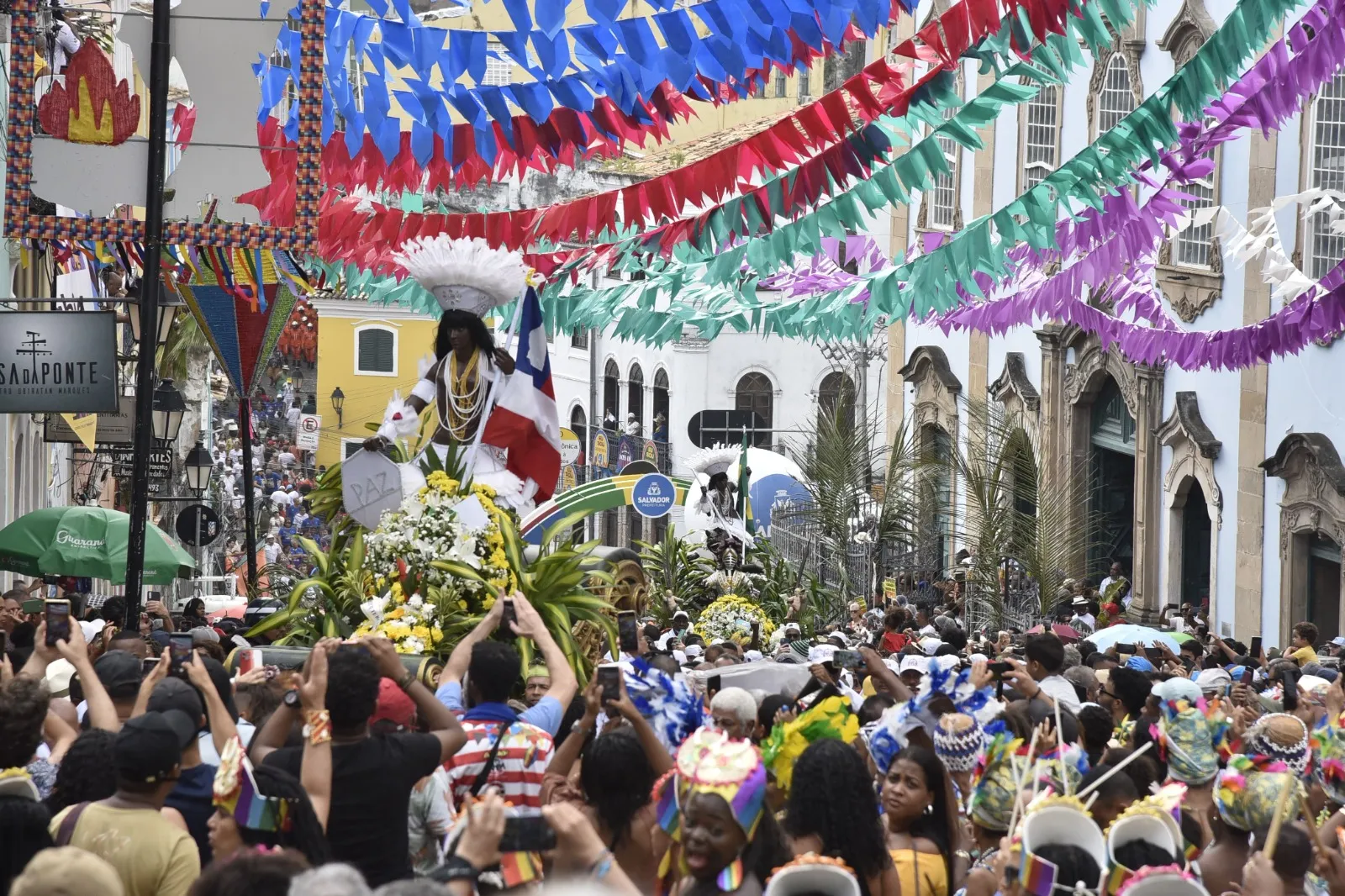 Ruas do Centro Histórico de Salvador lotadas
