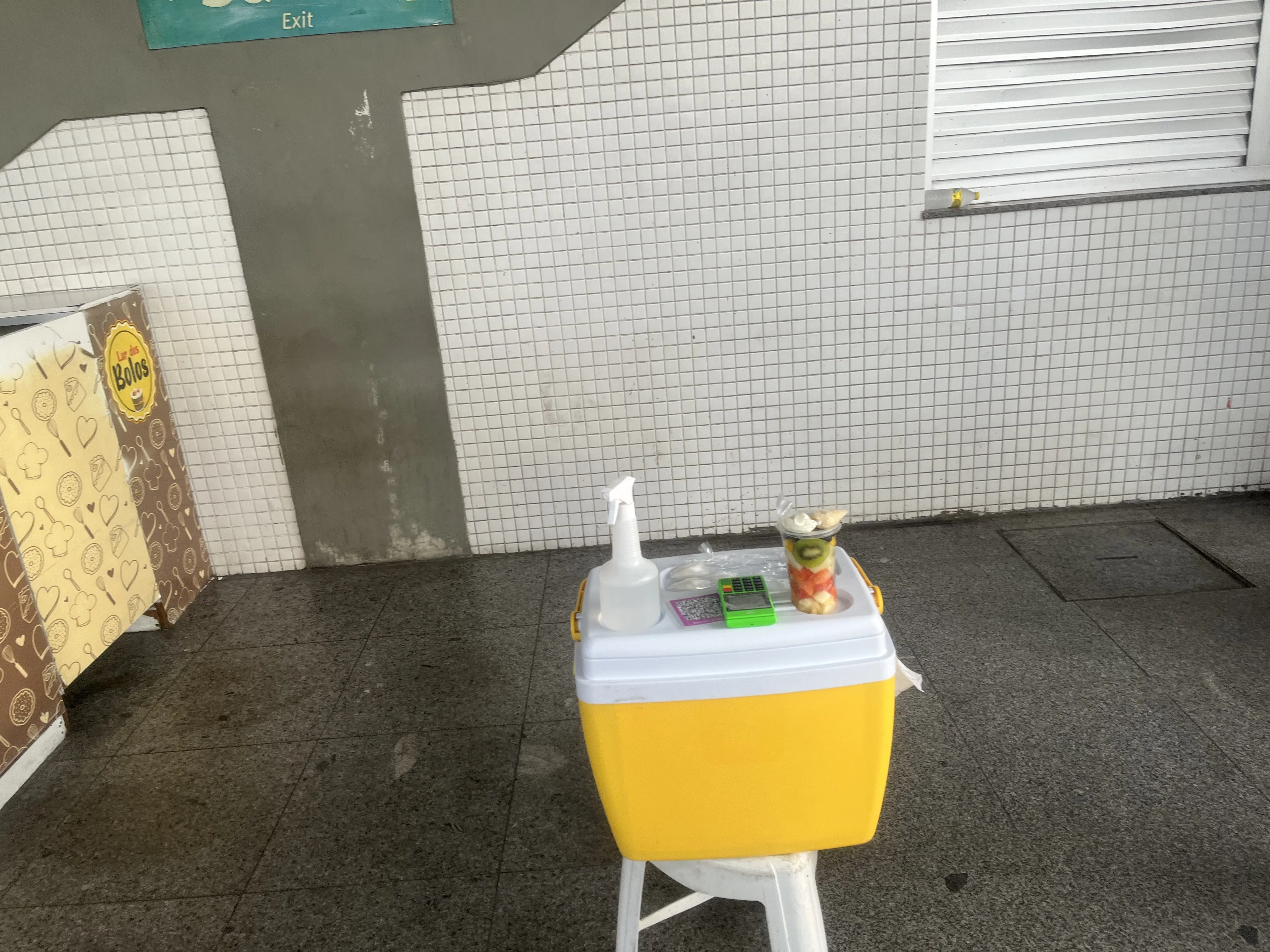 Mesa de salada de frutas na estação Aeroporto, em Lauro de Freitas