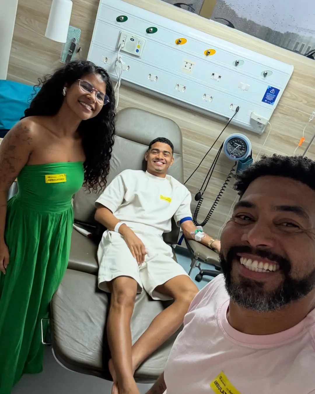 Sheuba, esposa de Tiago Souza, e Regis, seu pai, estiveram ao lado dele no hospital para prestar apoio
