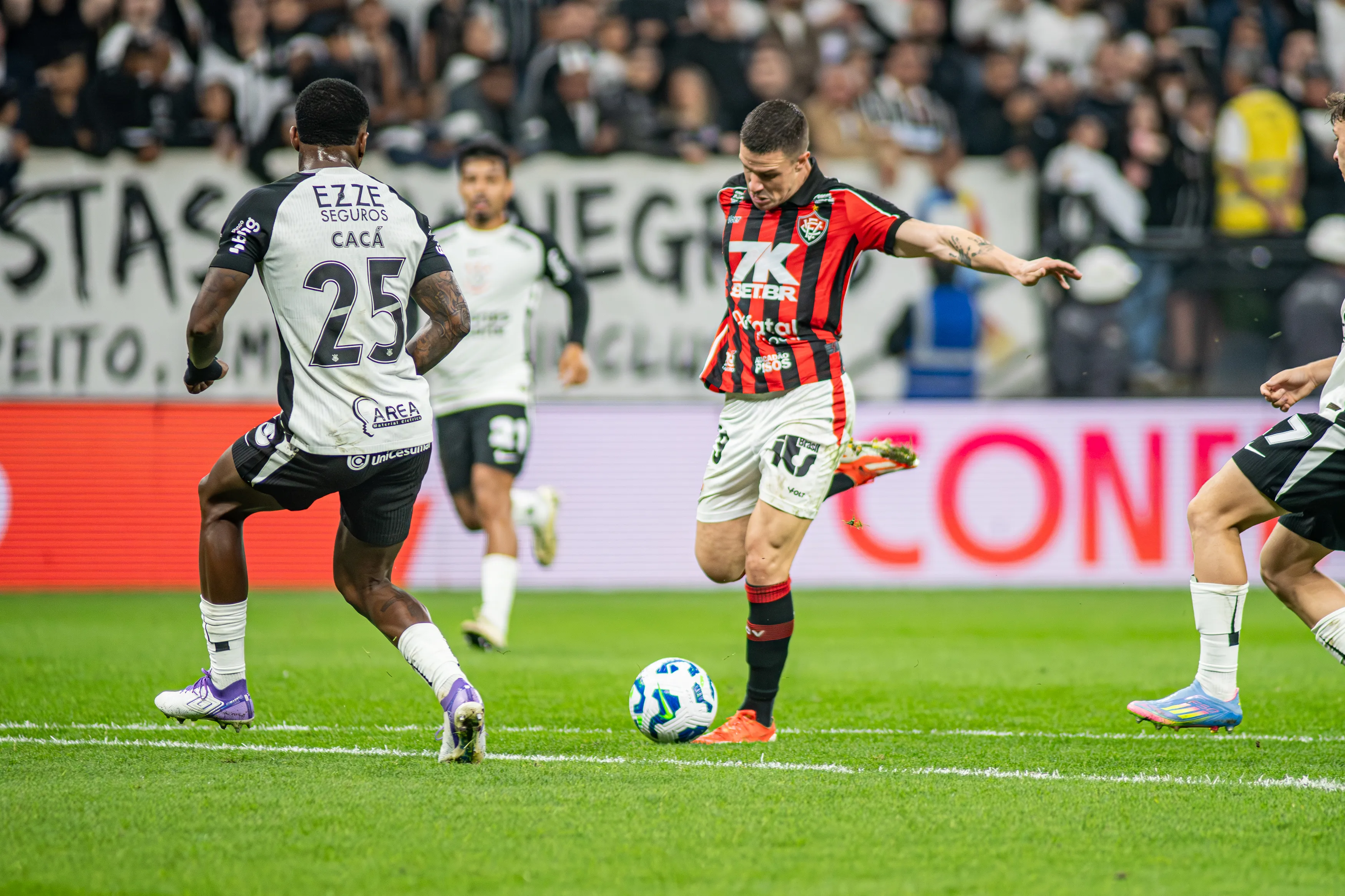 Imagem ilustrativa da imagem Vitória arranca empate contra o Corinthians e deixa o Z4