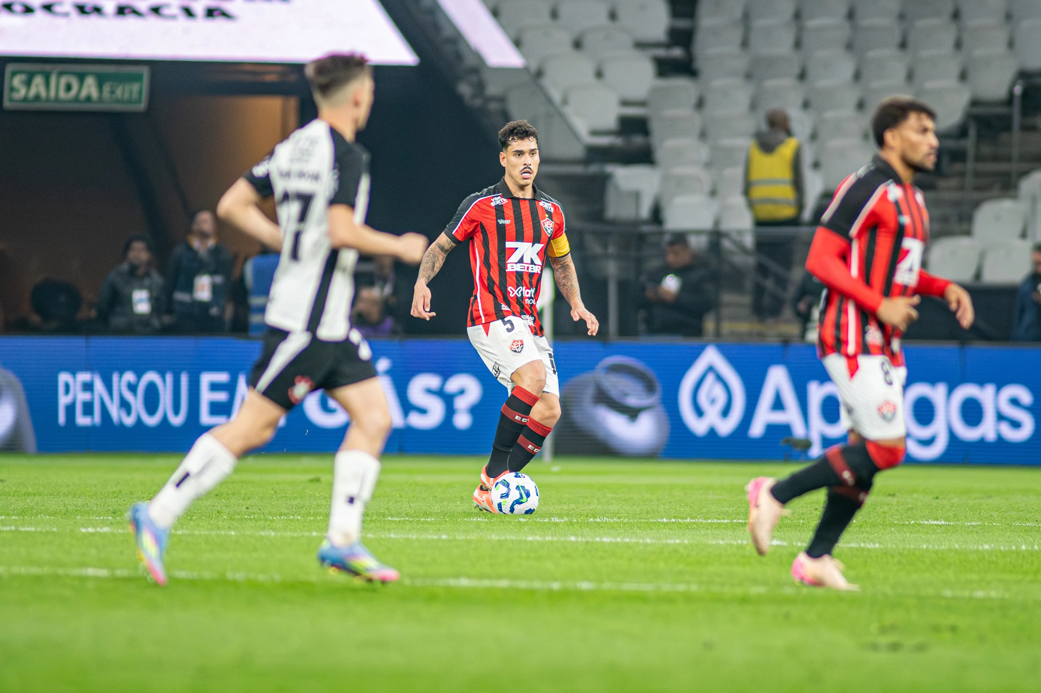 Imagem ilustrativa da imagem Vitória arranca empate contra o Corinthians e deixa o Z4