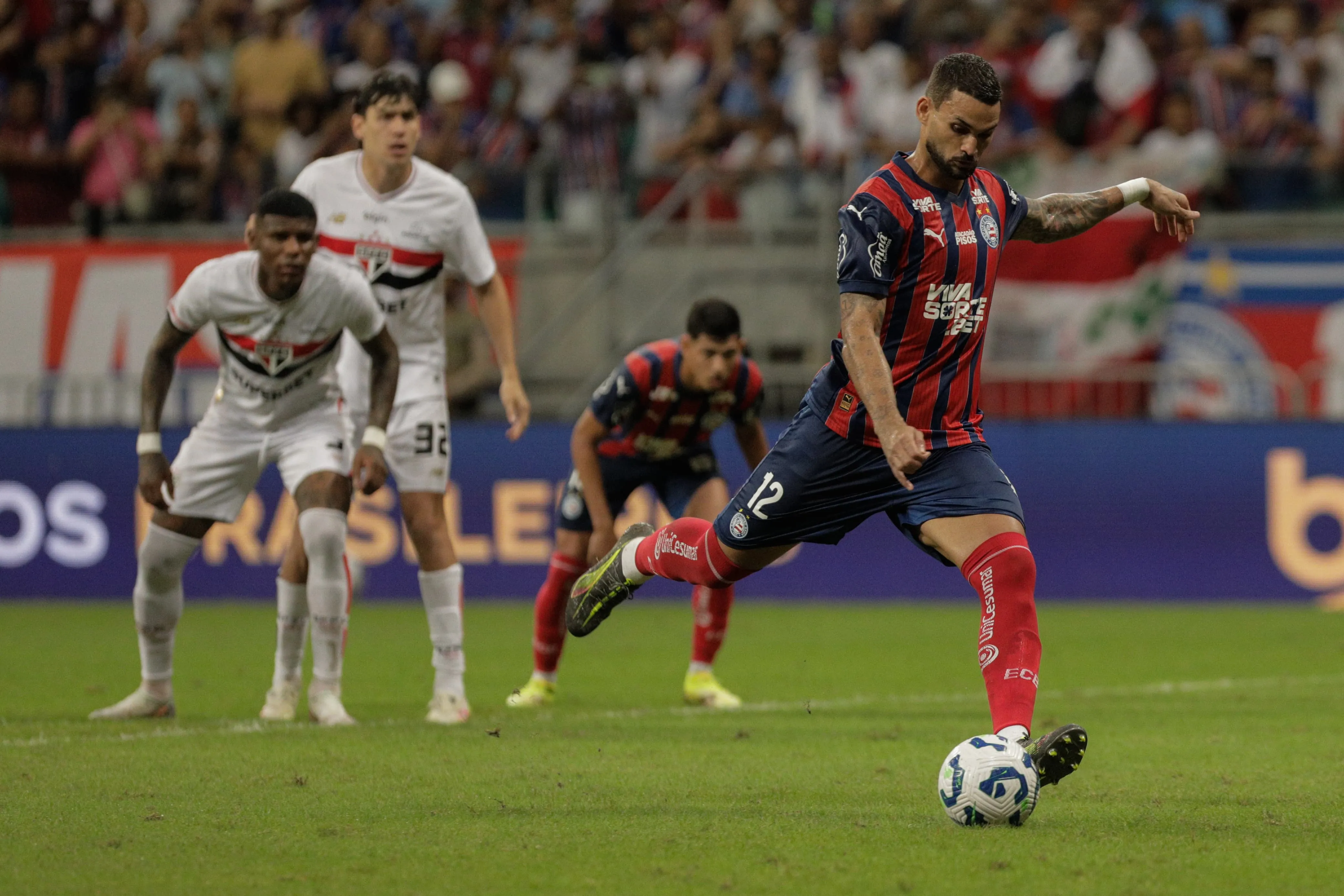 Willian José mostrou categoria na marca da cal