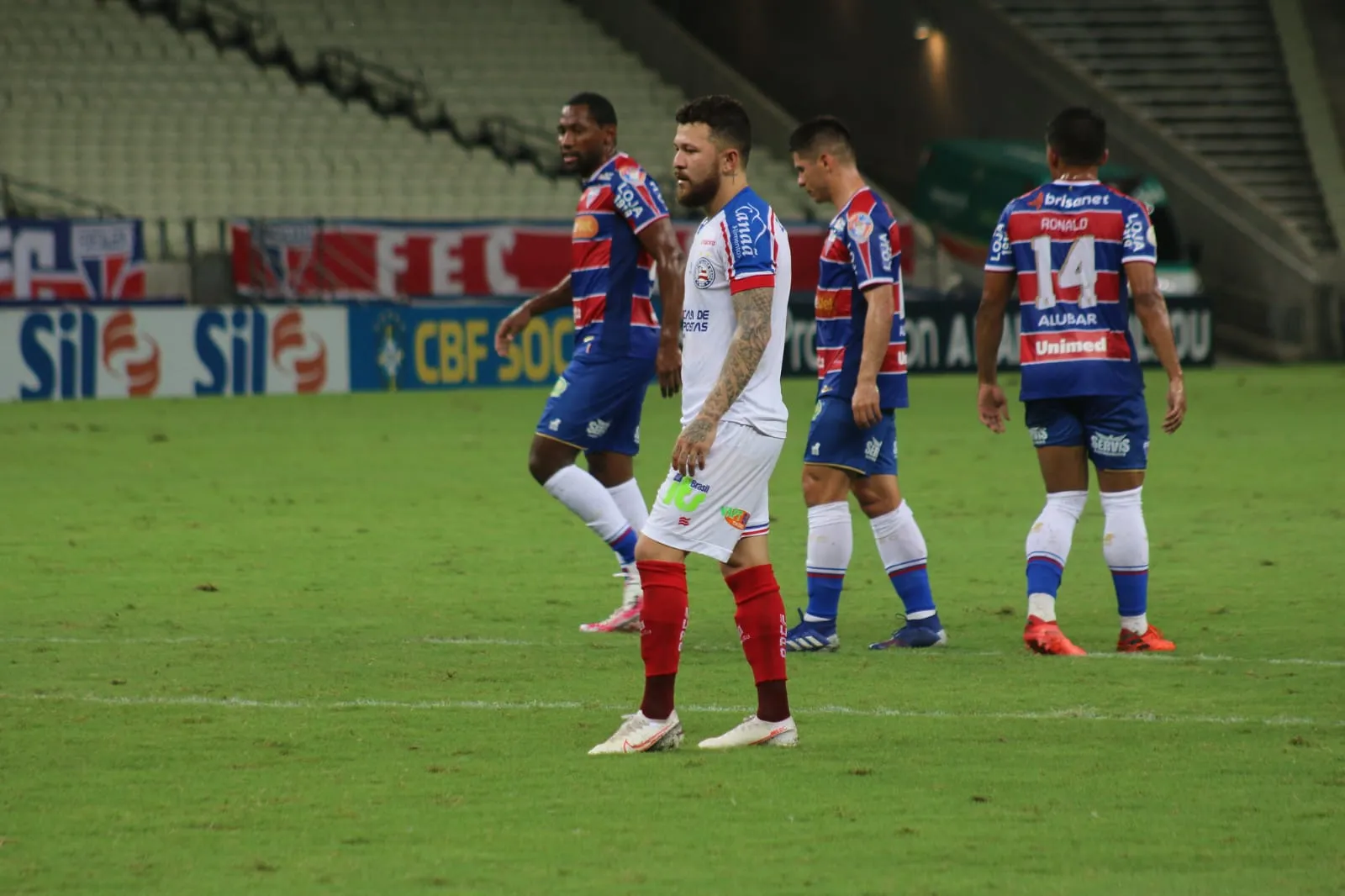 Rossi cobrando penalidade que 'fechou a conta' no 4 a 0 para o Bahia