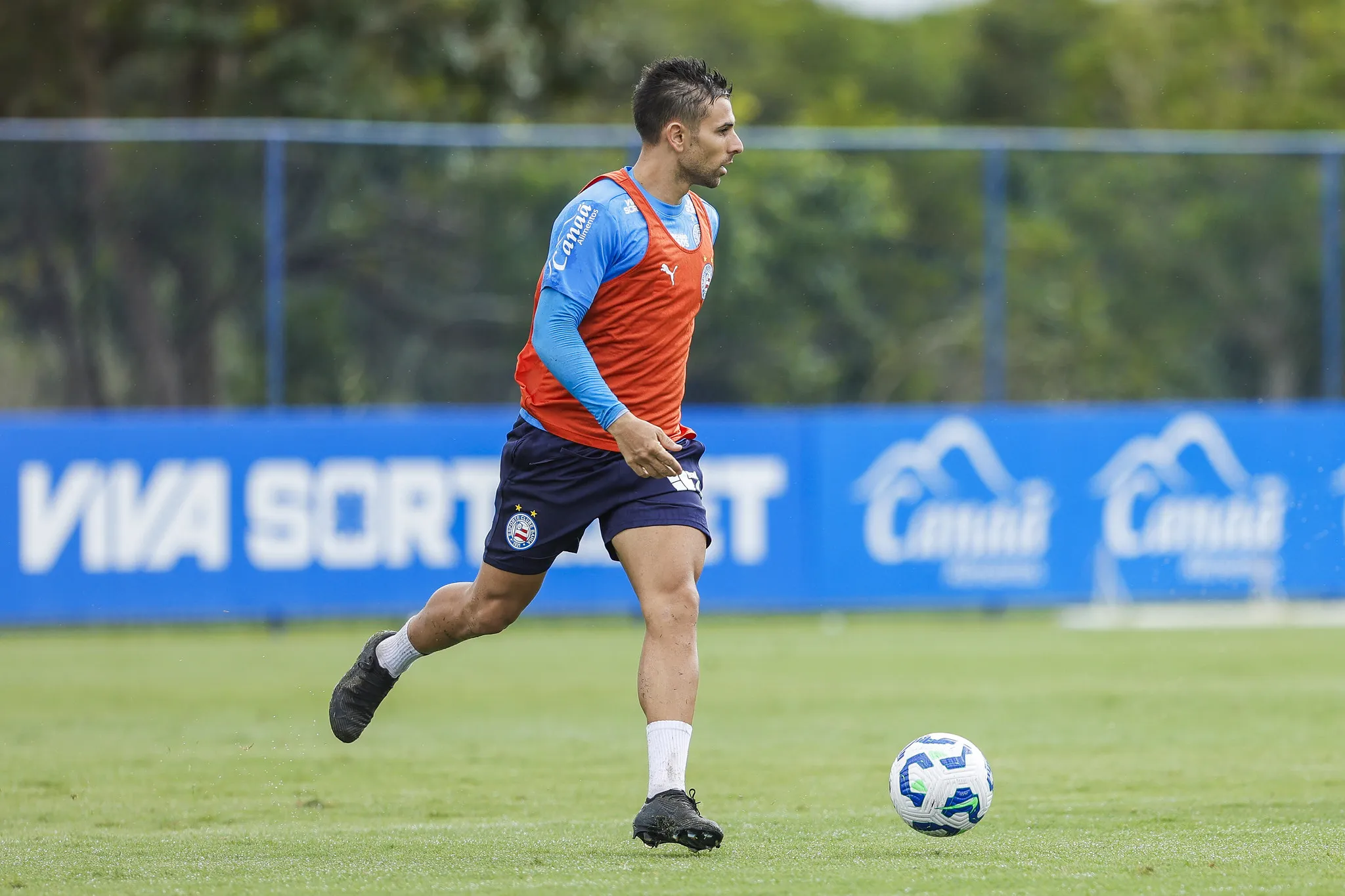 Acevedo pode pintar no time titular nesta tarde
