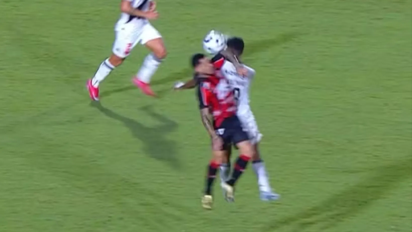 Matheuzinho acertou uma cotovelada em Paulinho