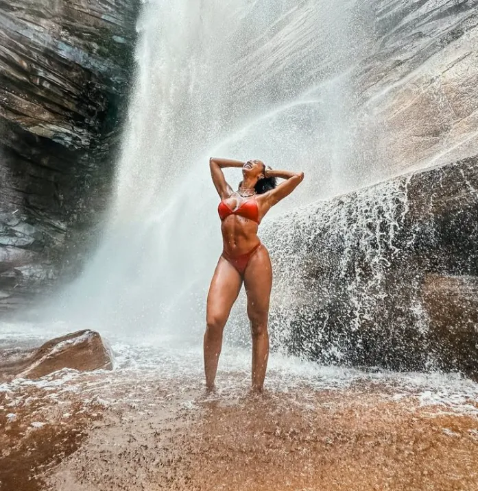 Imagem ilustrativa da imagem Ex-BBB Aline patriarca exibe corpão na Chapada; veja fotos