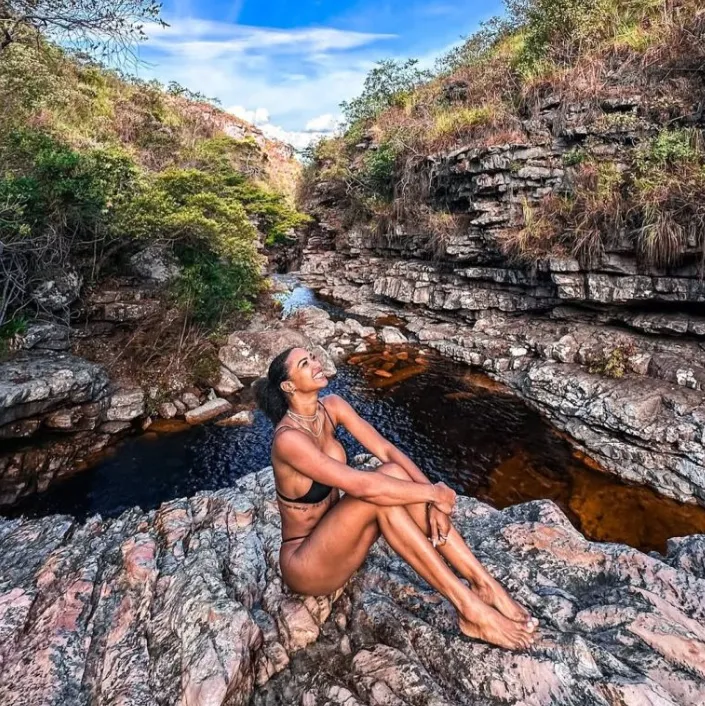 Imagem ilustrativa da imagem Ex-BBB Aline patriarca exibe corpão na Chapada; veja fotos