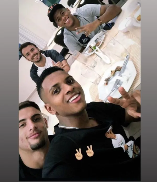 Imagem ilustrativa da imagem Exclusivo: conheça ex-jogador do Santos que está bombando na internet