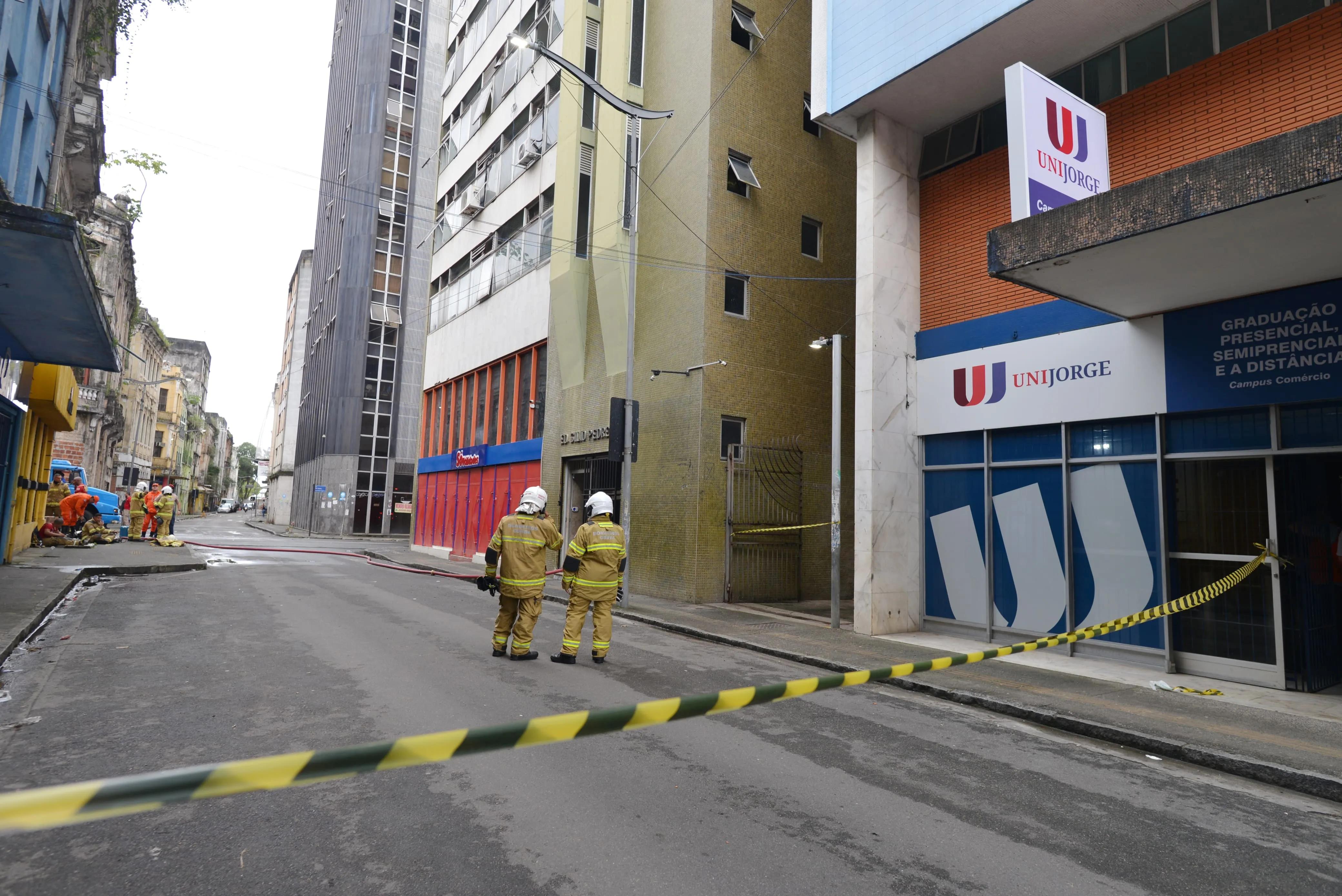 Imagem ilustrativa da imagem Incêndio atinge três prédios no Comércio e interdita faculdade