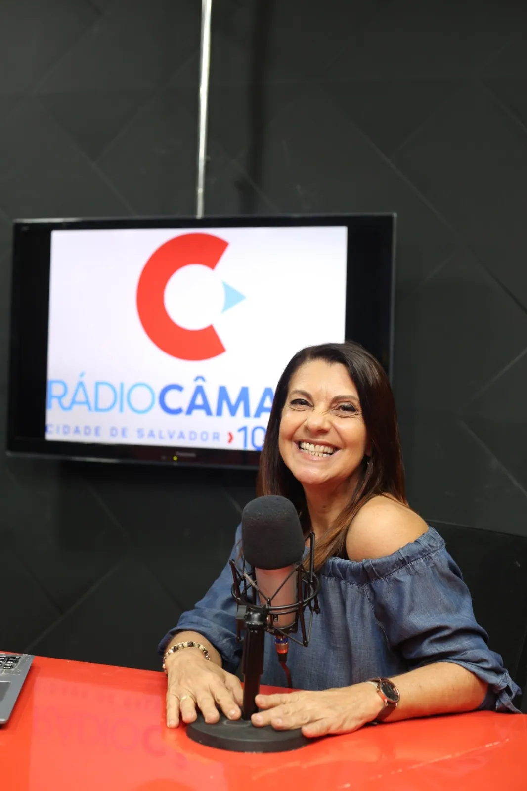 Liana Cardosa é apresentadora na TV Câmara