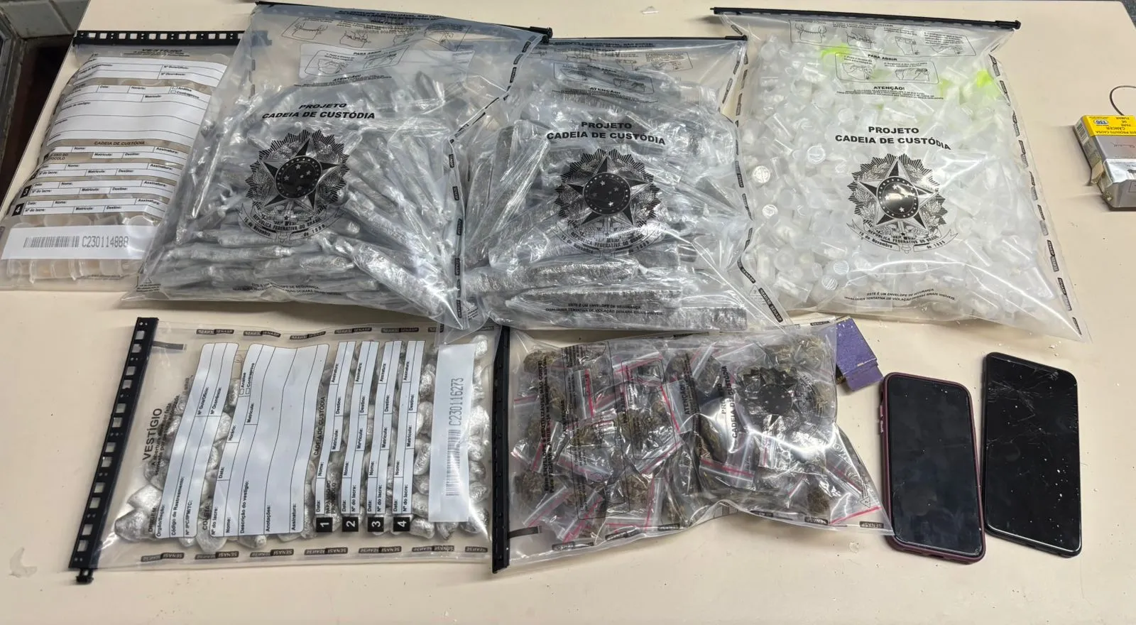 Diversos tipos de drogas foram apreendidas