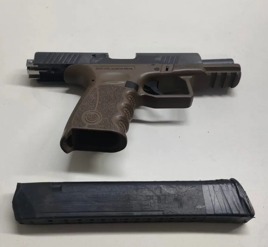 Uma pistola 9mm com um carregador e 16 munições também foram apreendidos