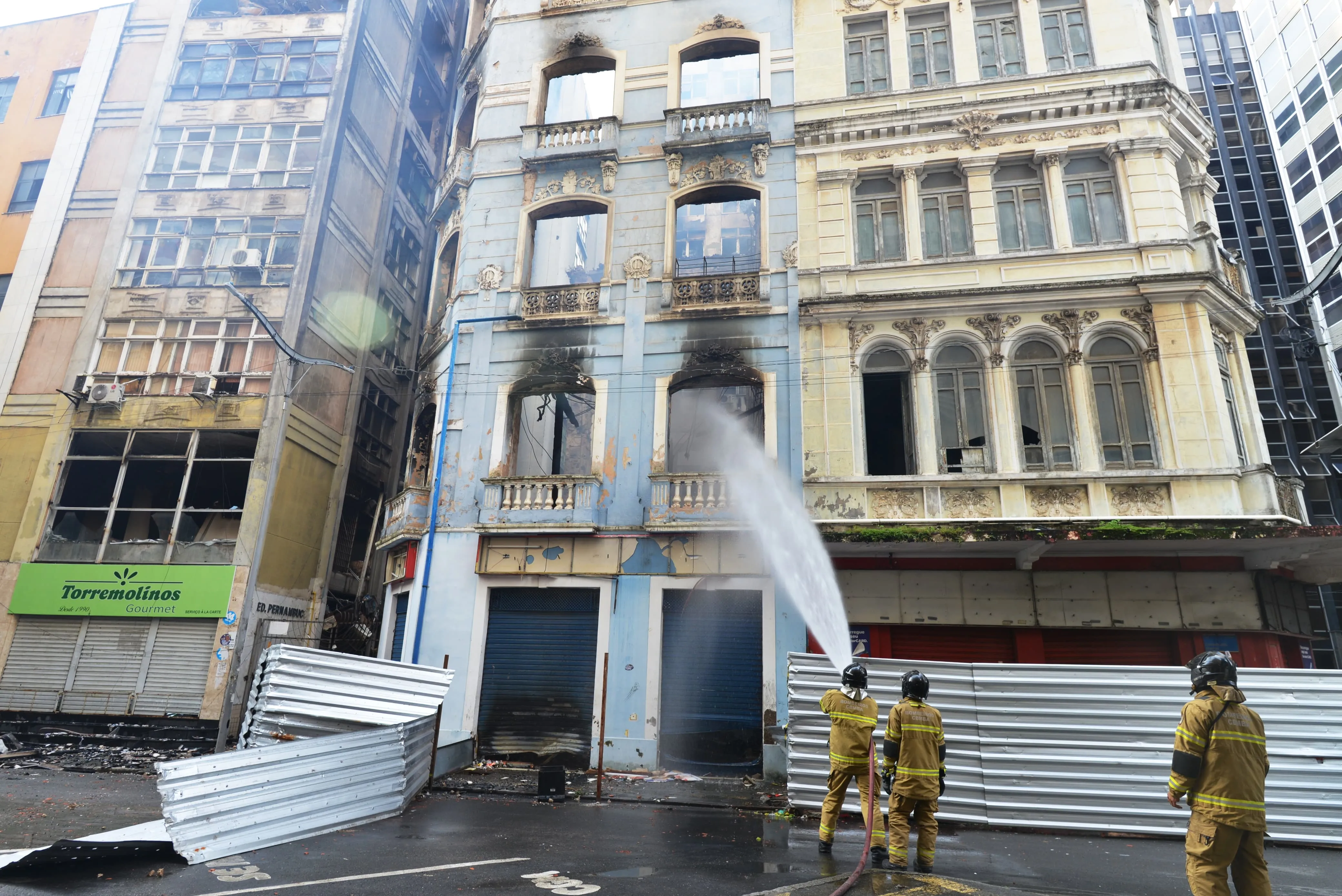Imagem ilustrativa da imagem Incêndio atinge três prédios no Comércio e interdita faculdade