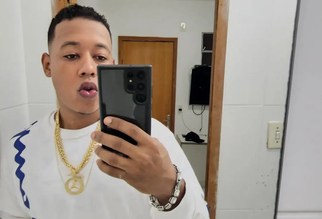 Cantor continua entubado na UTI do HGE