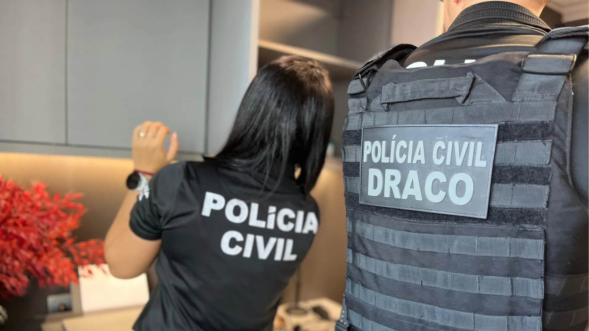 Notebooks, máquinas de cartão e documentos foram apreendidos