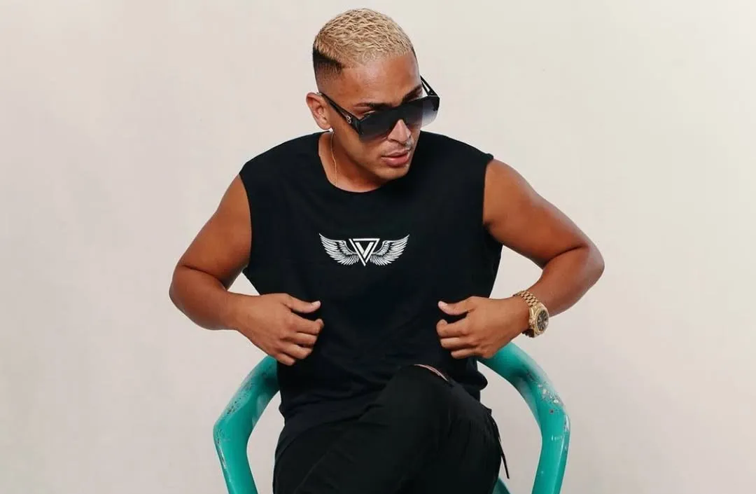 Cantor Iago na Voz ficou conhecido com o 'Bloquinho da Modinha'