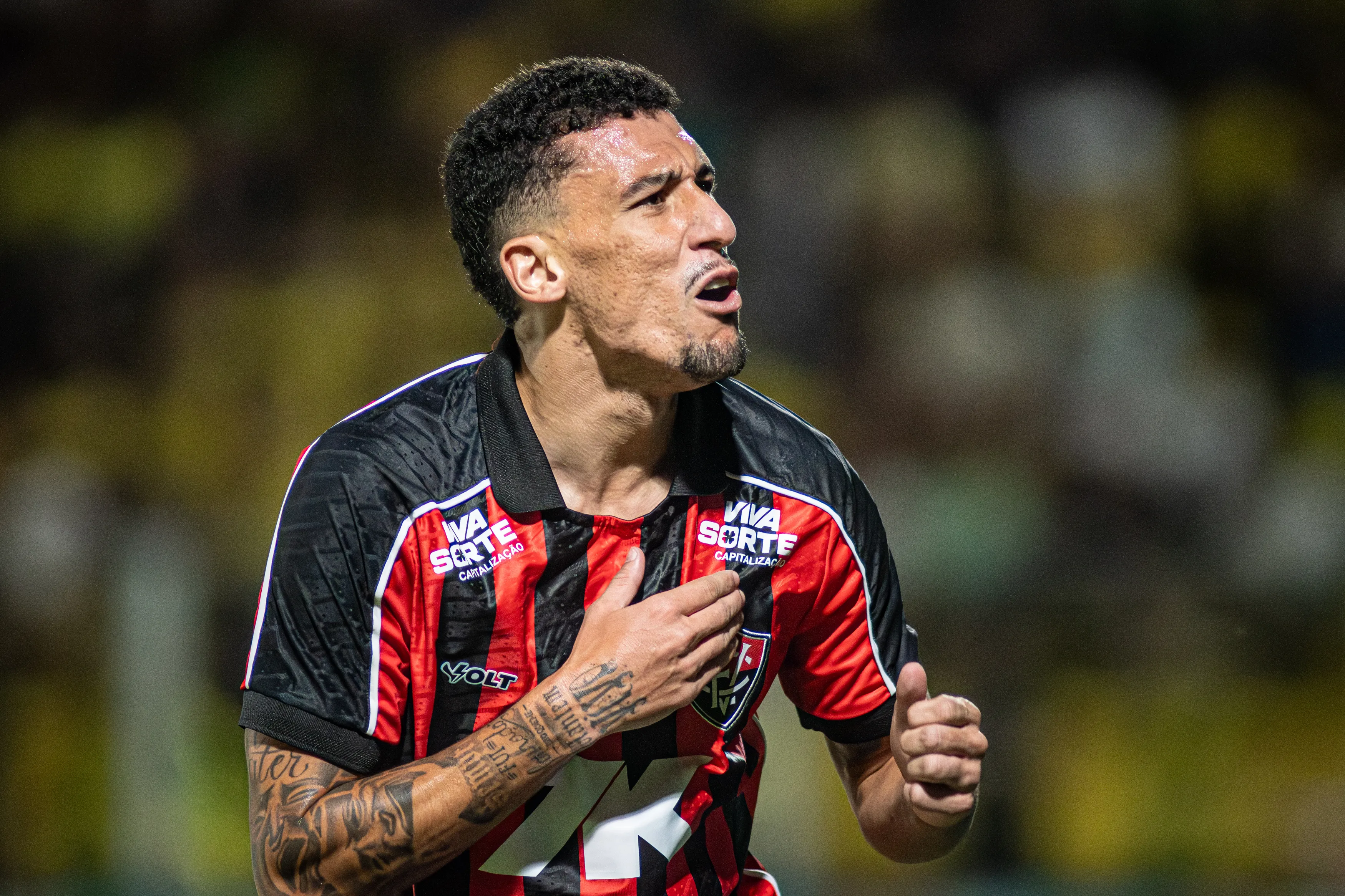 Baralhas fez belo gol de fora da área