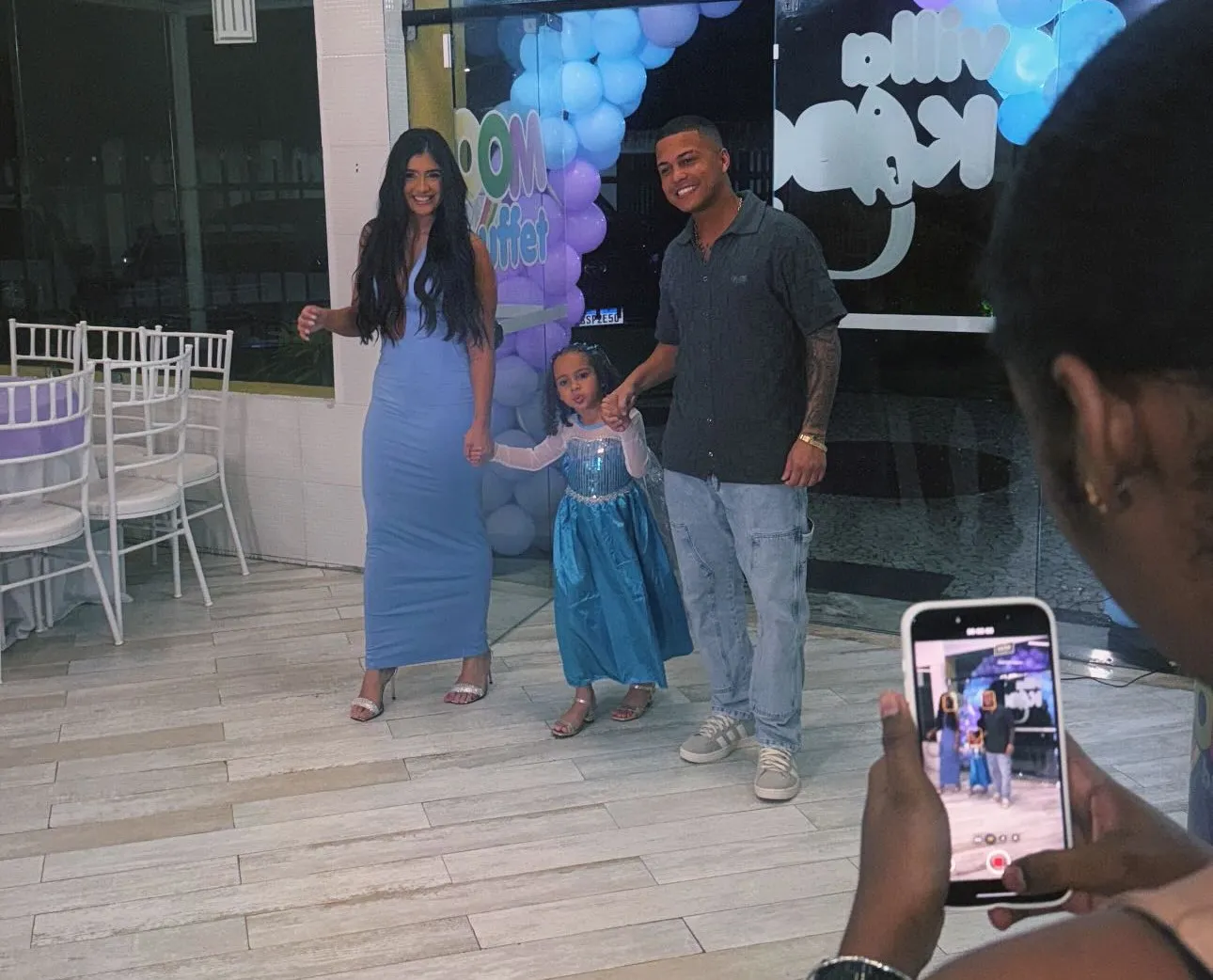 Sophia chegou ao evento com a mãe e o padrasto