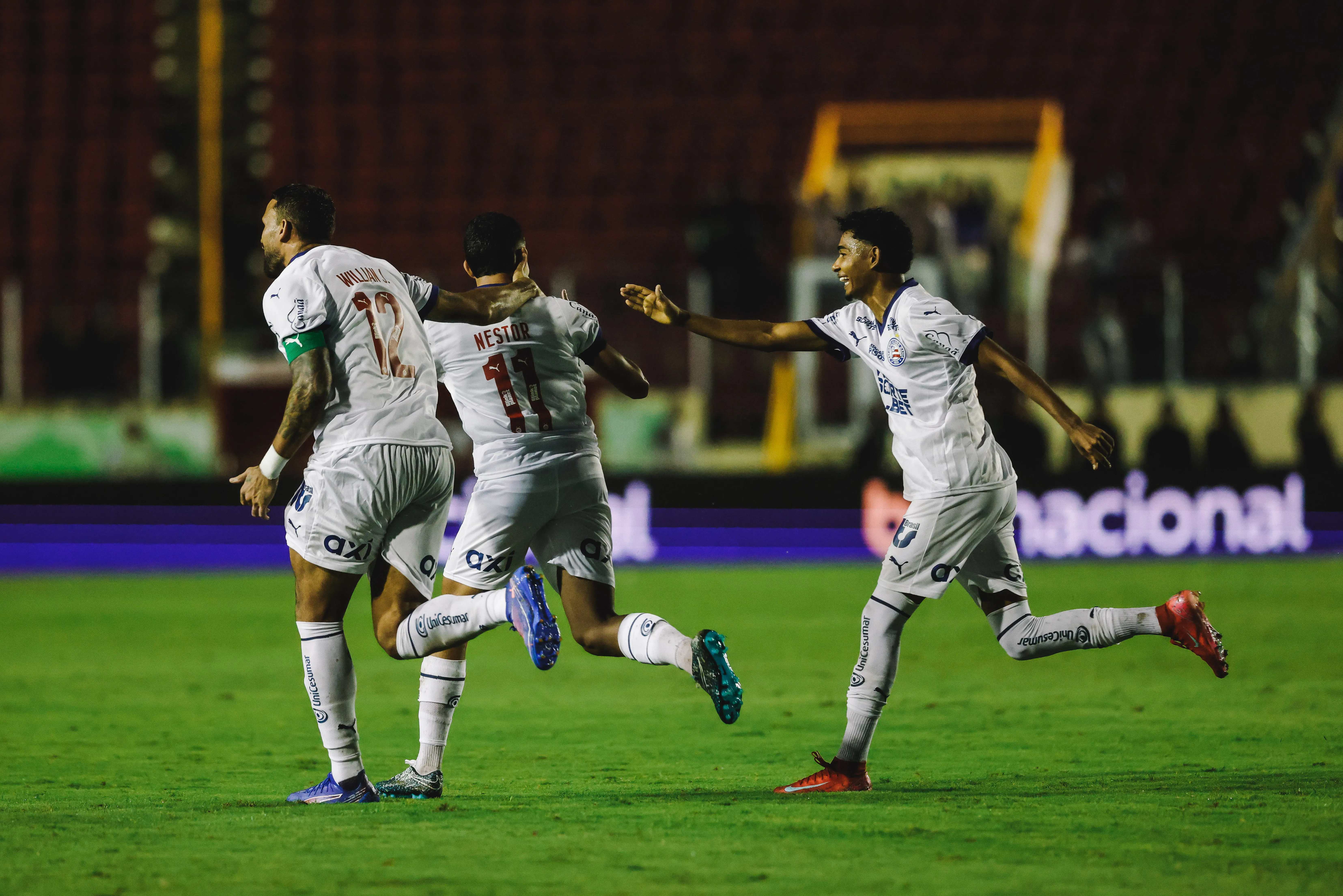 Comemoração de um dos gols contra o Confiança