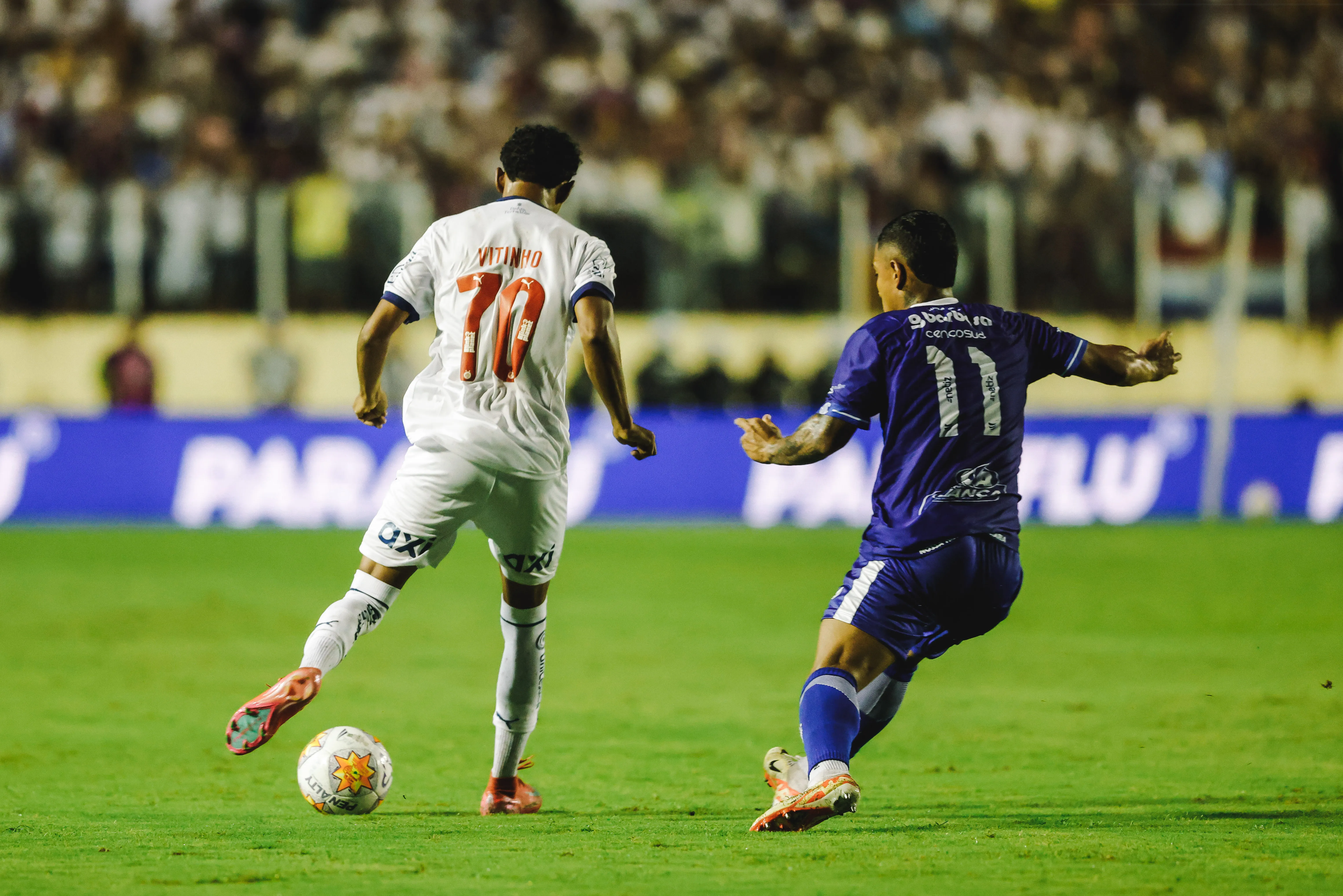 Vitinho, jogador formado no Bahia, em ação