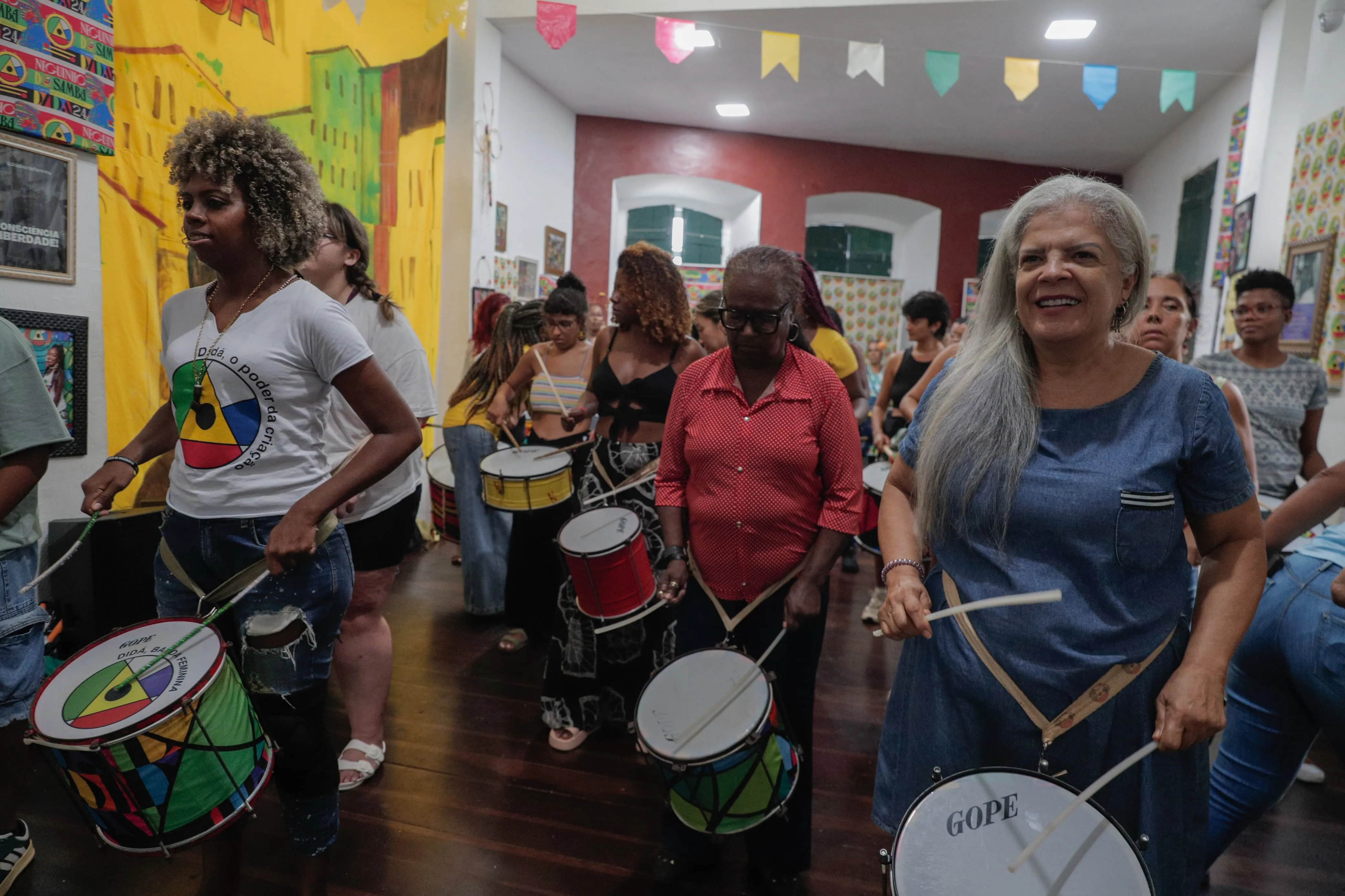 Mulheres de todas as idades compõem o grupo
