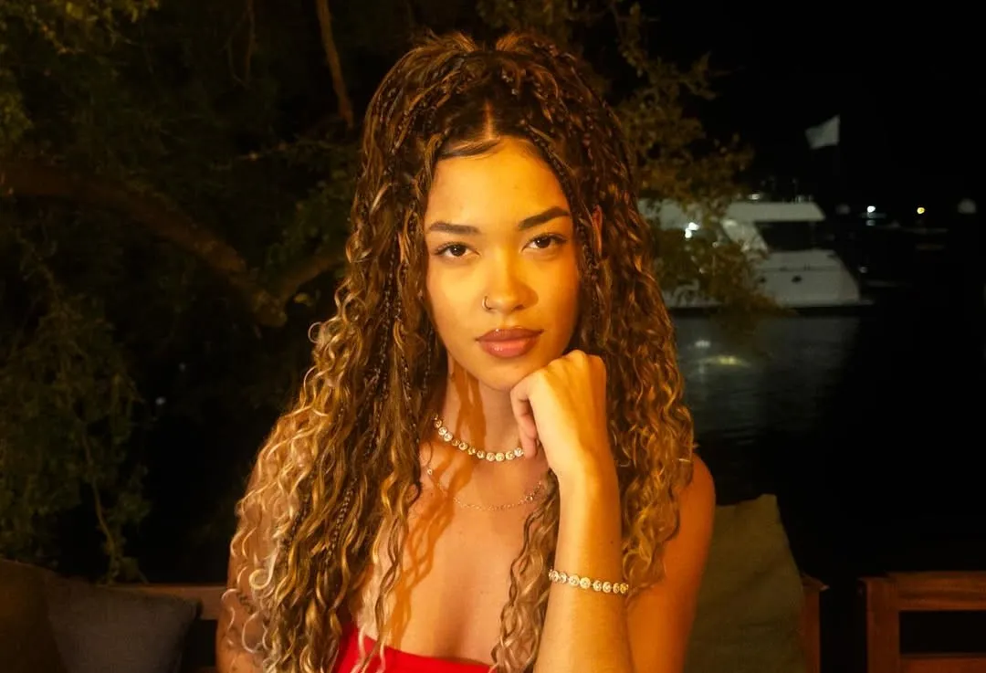 Amanda Evelyn diz que está solteira e nega interesse em voltar com Guimê