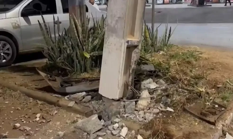Veículo atingiu um poste