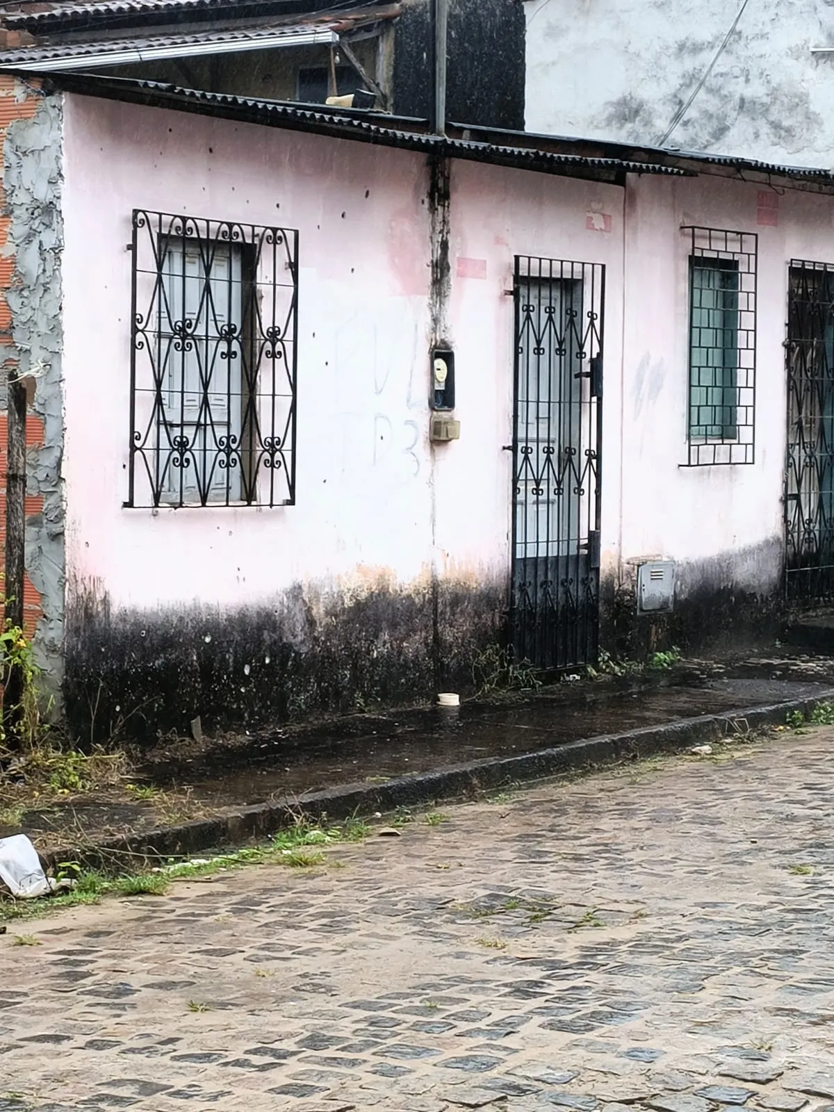 Casa atingida pelas balas