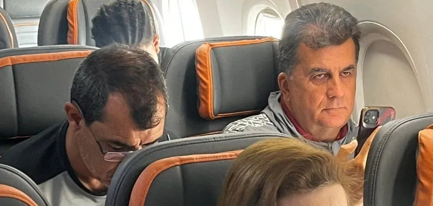 Fábio Mota e Carille voltaram em cadeiras próximas no voo para Salvador