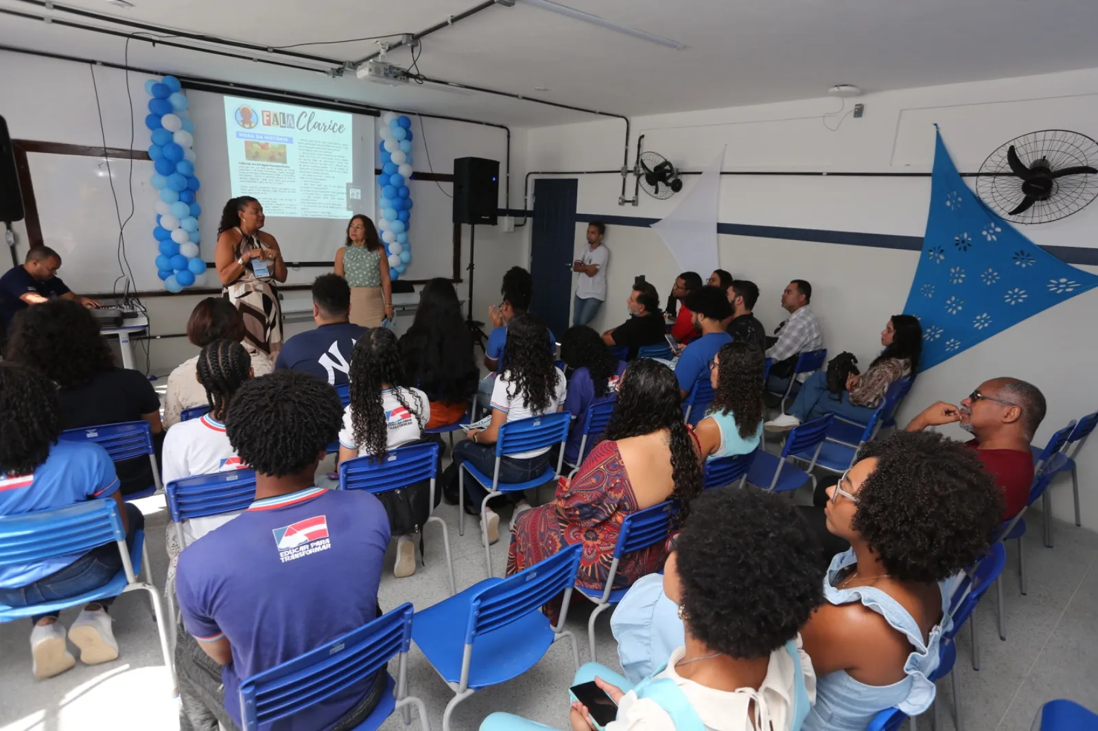 Estudantes durante bate papo