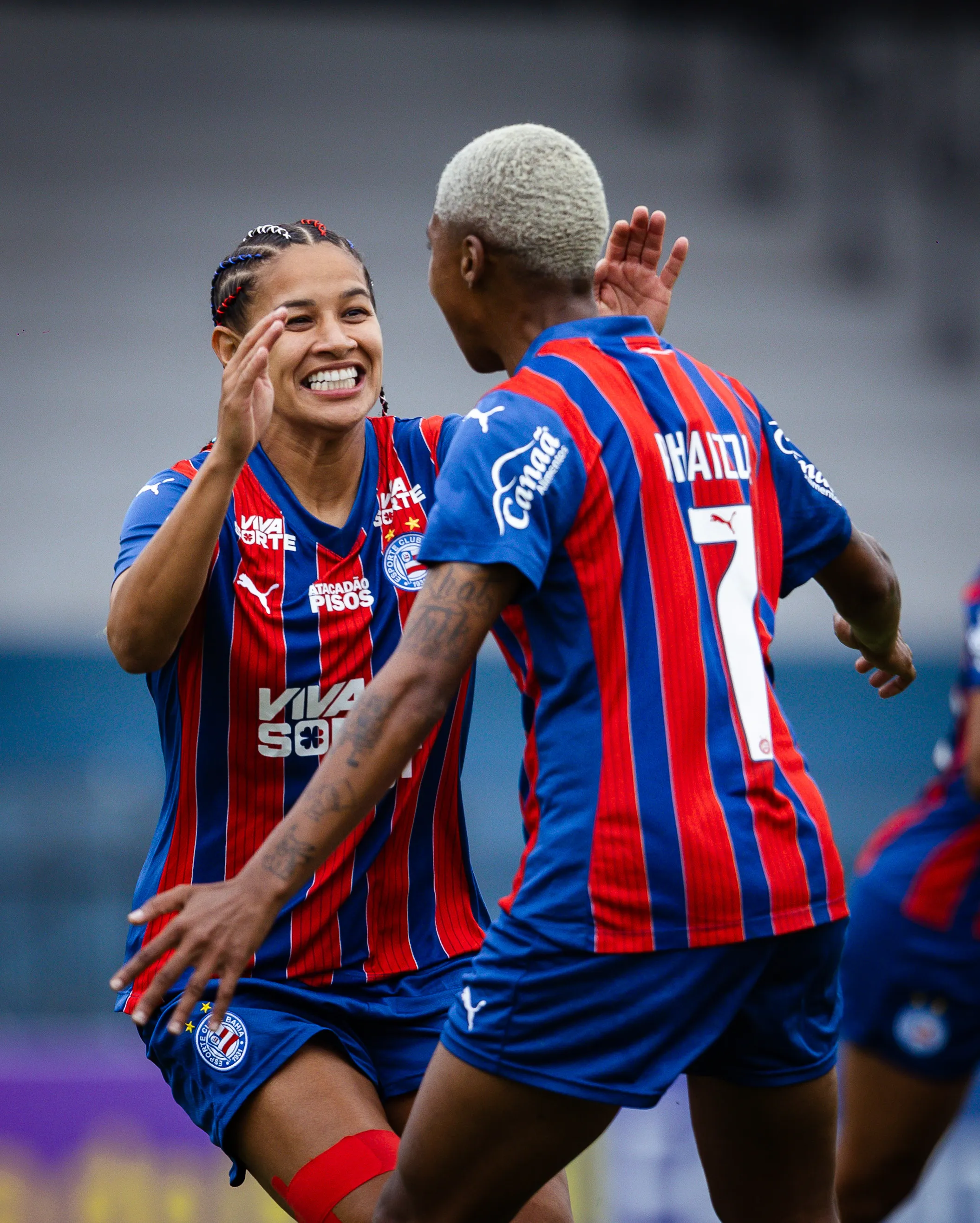 Imagem ilustrativa da imagem Com emoção, Bahia bate Bragantino e vai à semi inédita da Copa do BR