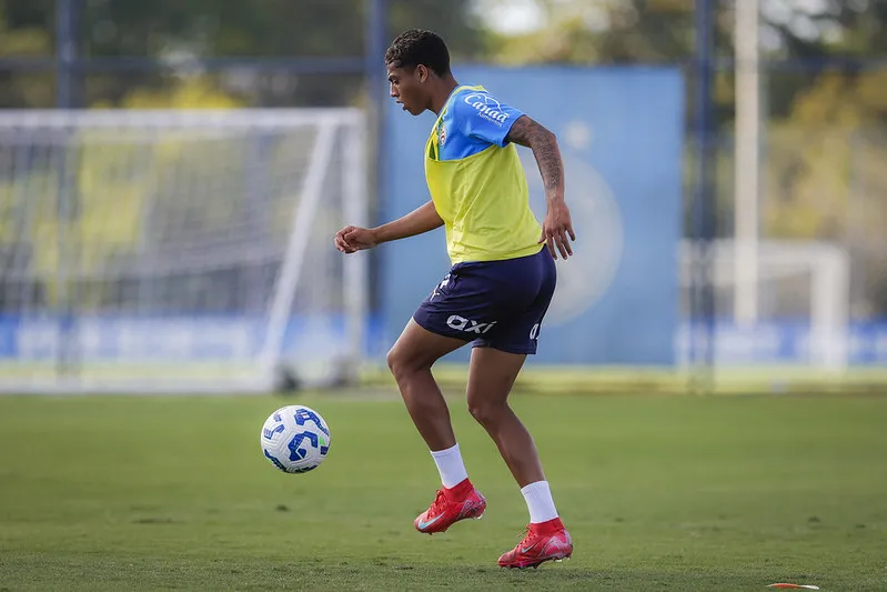 Kauê Furquim, ex-atacante do Corinthians contratado para a base, participou do treinamento
