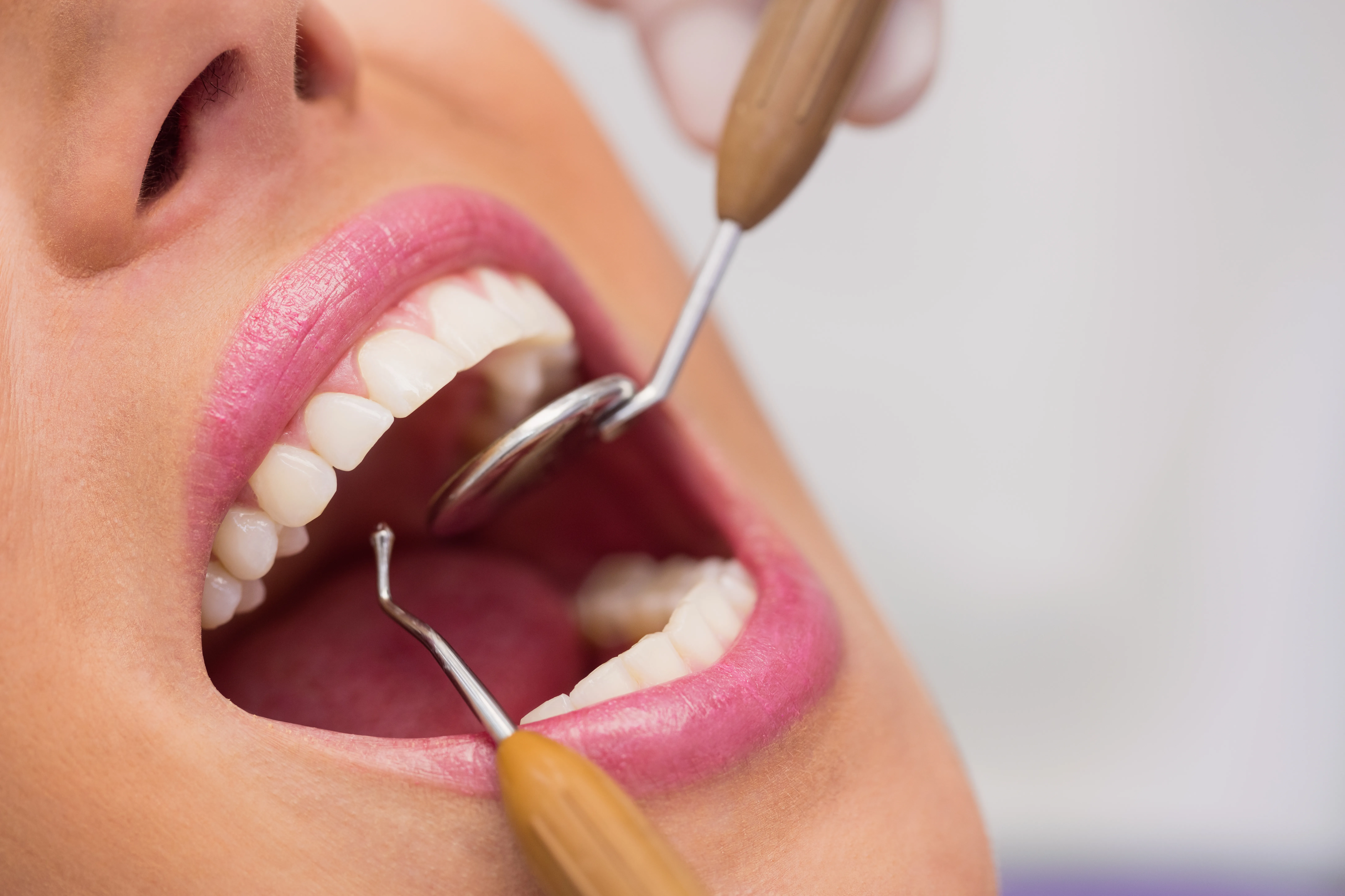 Pessoas com próteses dentárias devem redobrar os cuidados