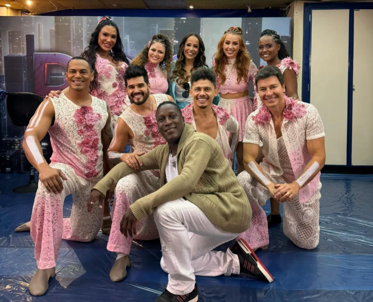 Dudé Conceição acompanhado de uma das equipes no Dança dos Famosos 2025