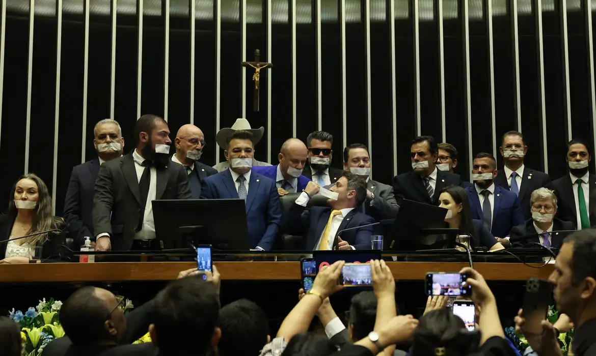 Deputados protestando no plenário da Câmara